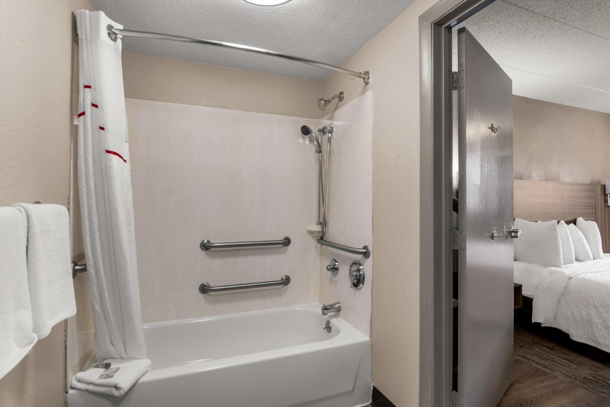 Superior King Room Disability Access Non-Smoking - Photo 4