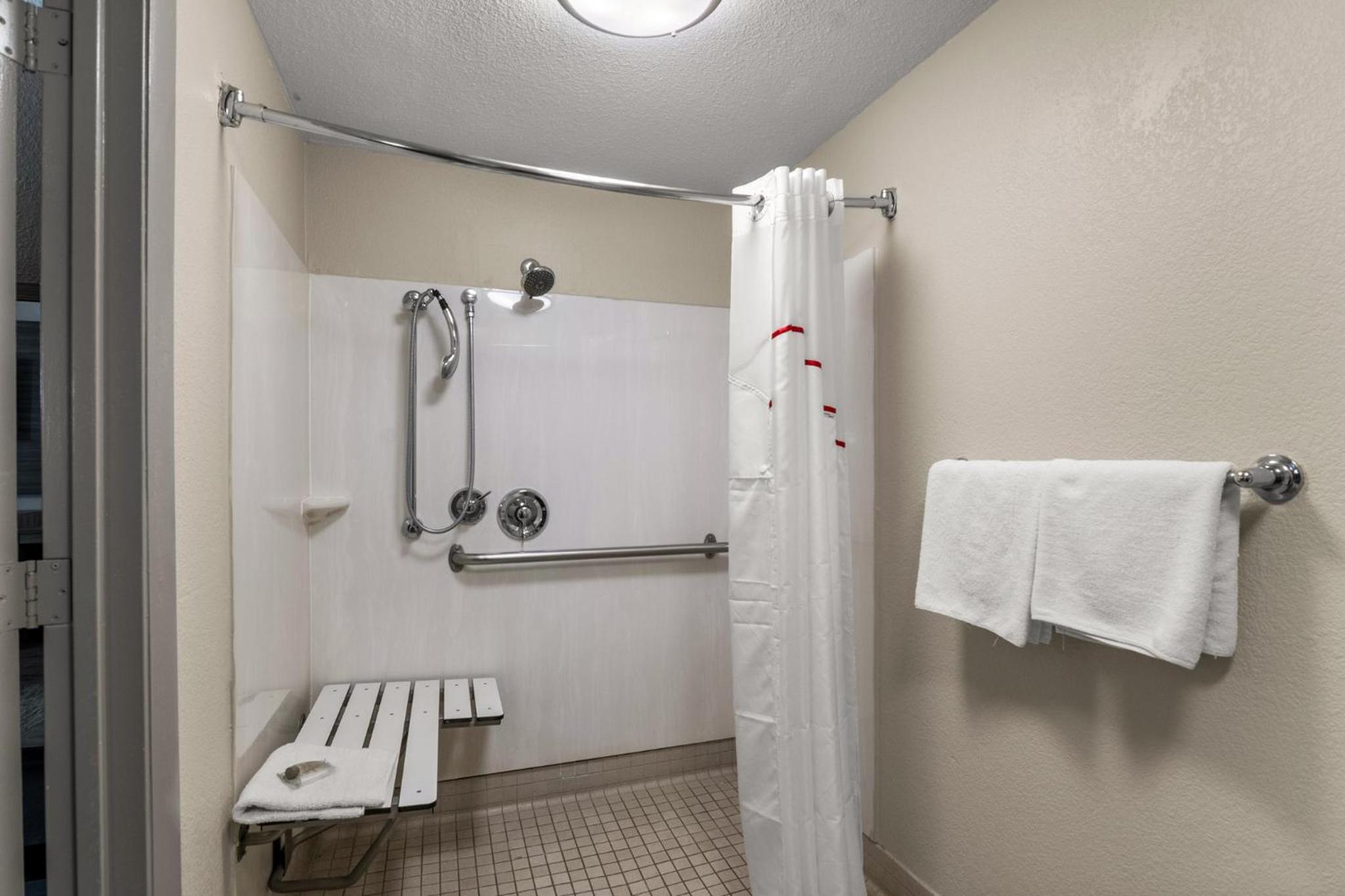 Superior King Room Disability Access Roll-In Shower Non-Smoking - Photo 4