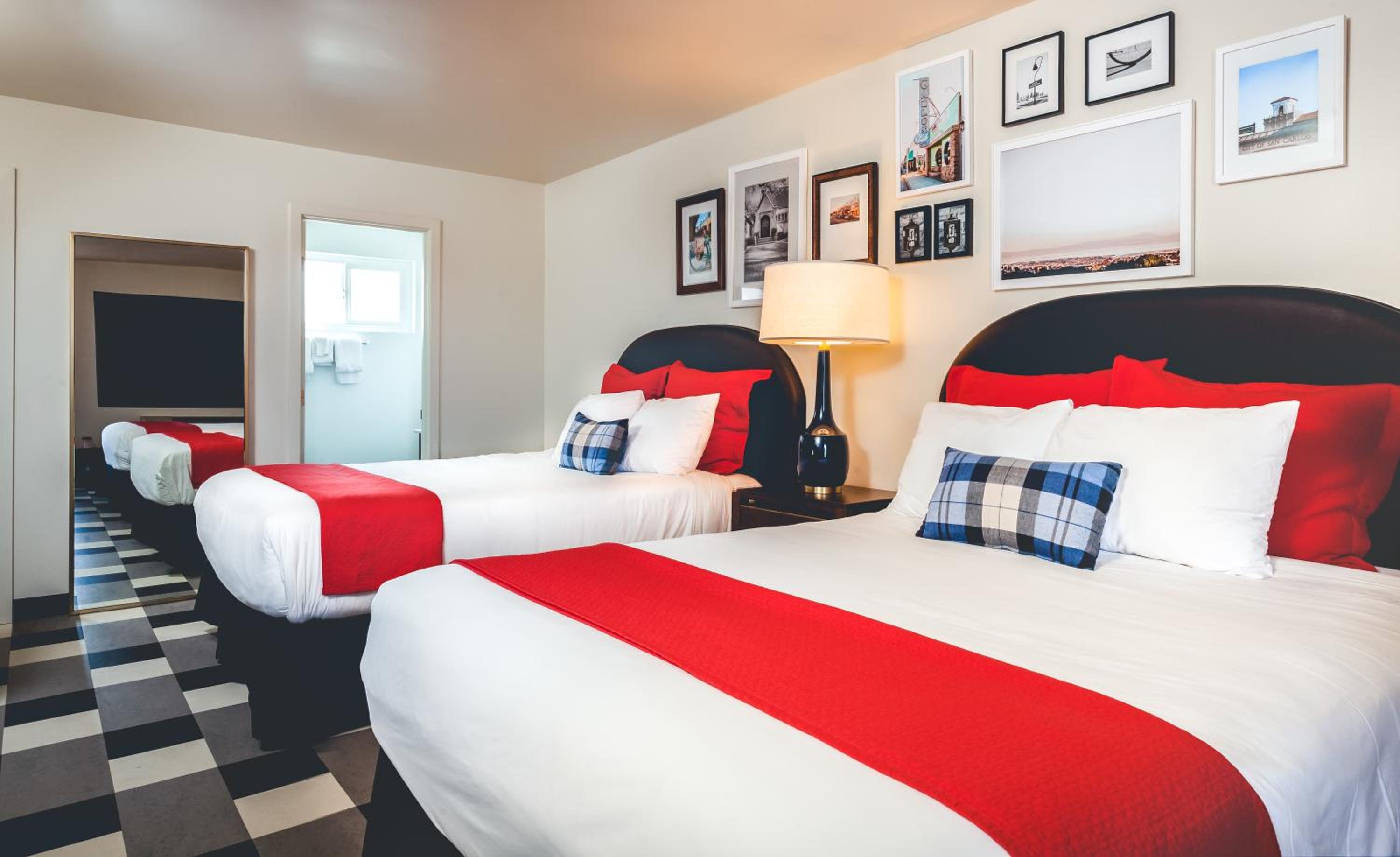 Standard Queen Room with Two Queen Beds photo 1