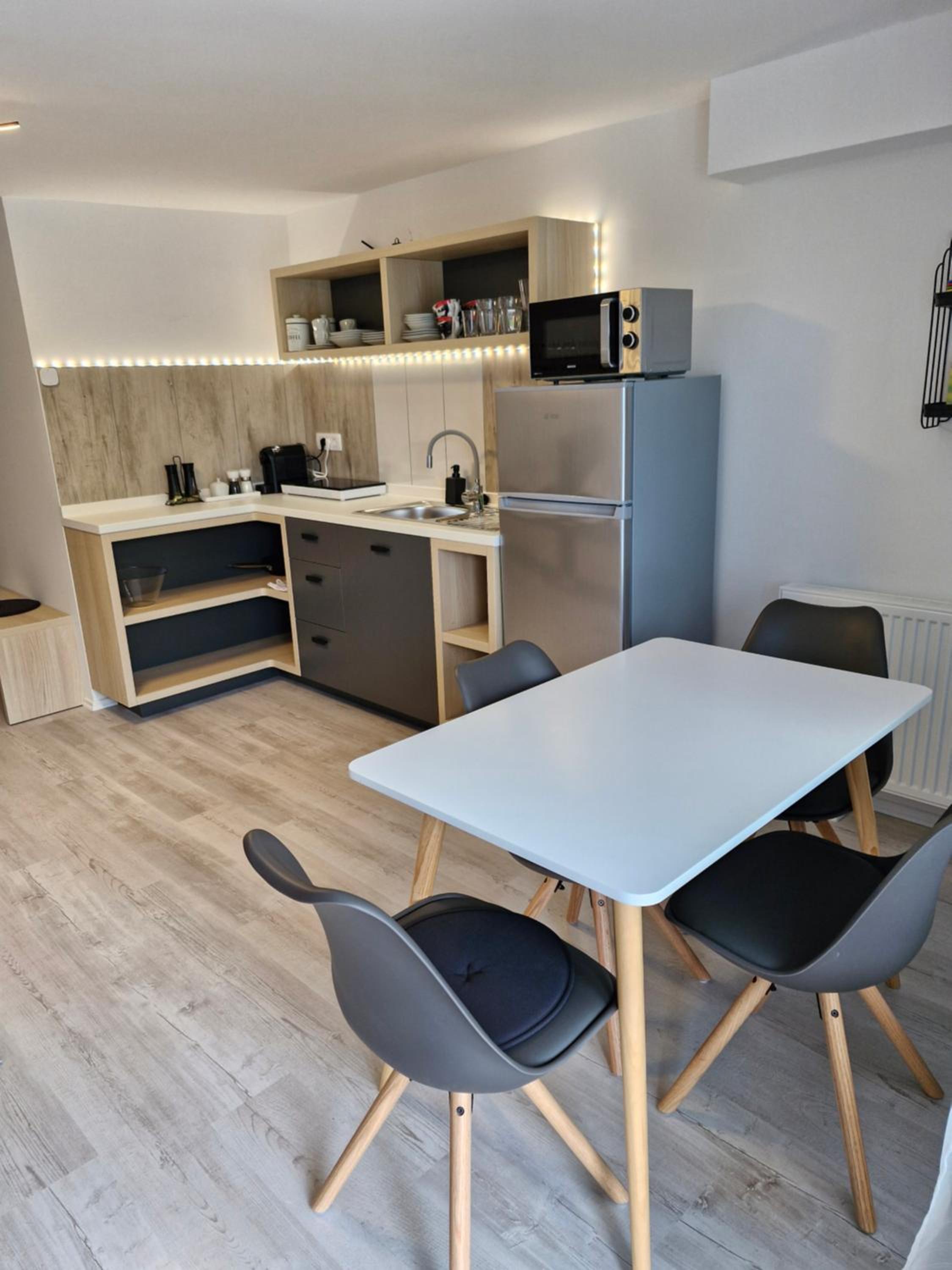 Apartment with Mountain View - Photo 9
