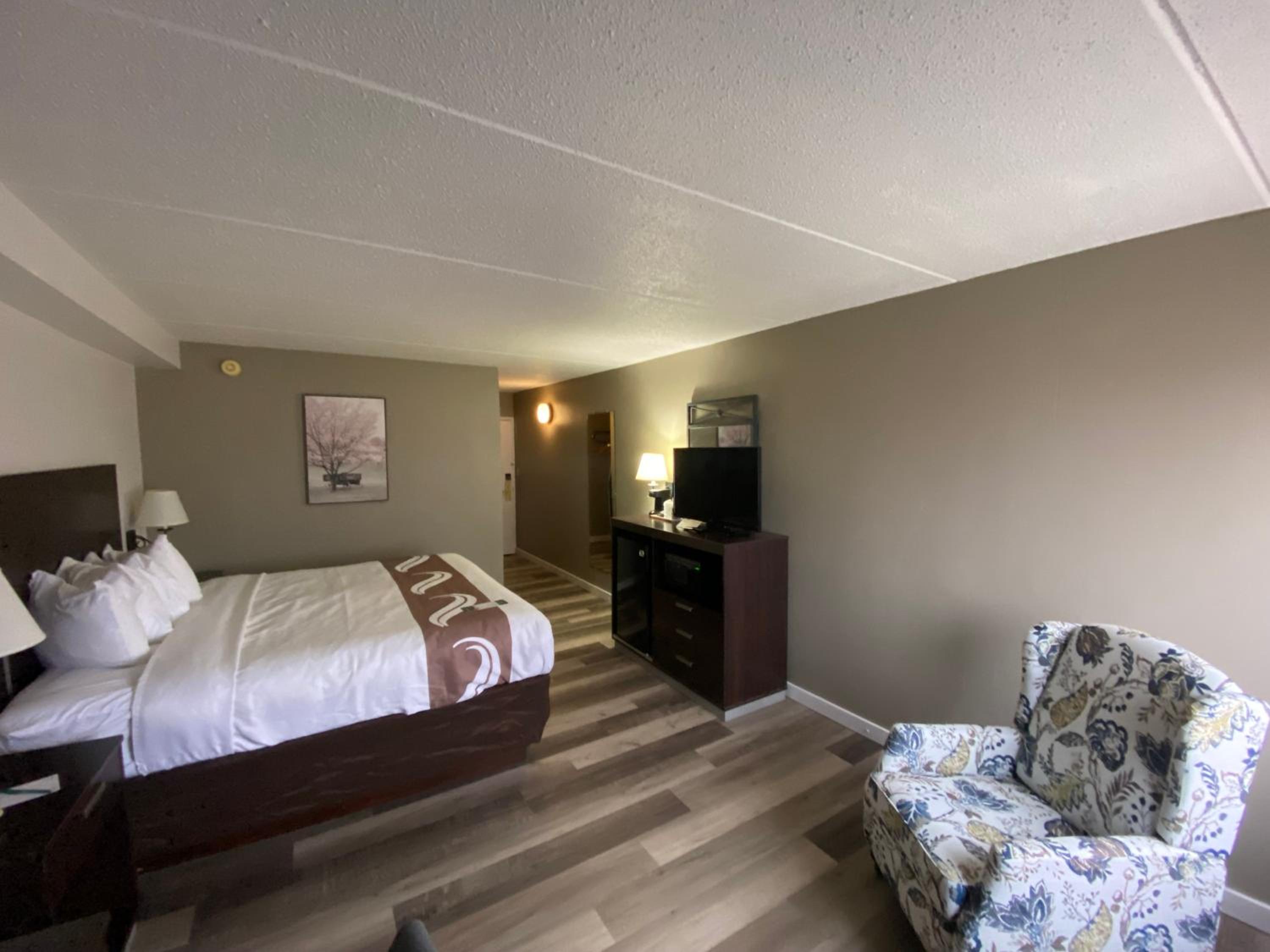 King Room - Non-Smoking - Photo 6