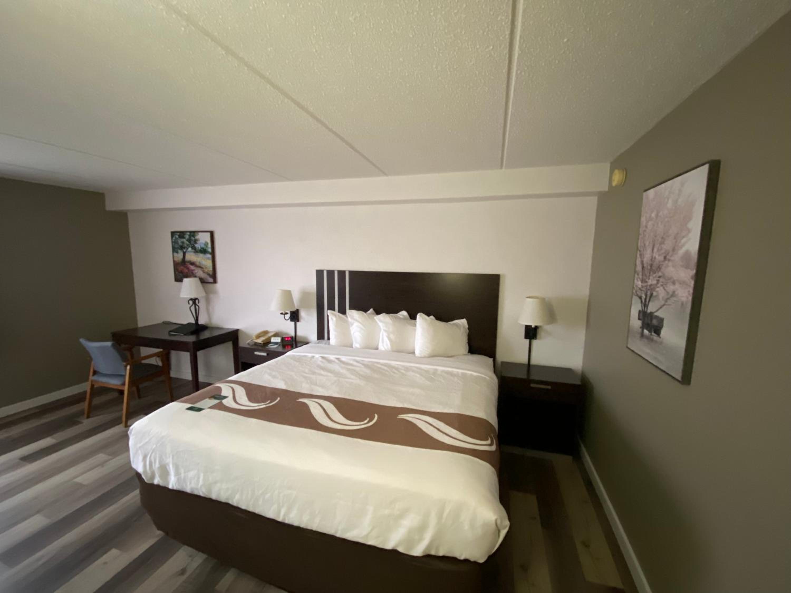 King Room - Non-Smoking - Photo 7