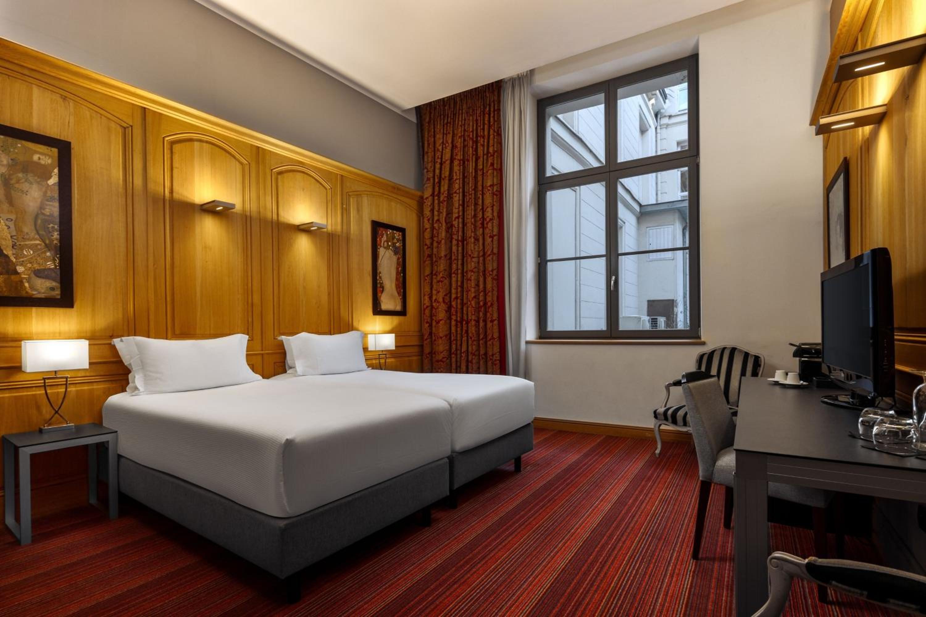 TRADITION, Guest room, 1 King, Limited View                                          - Photo 5