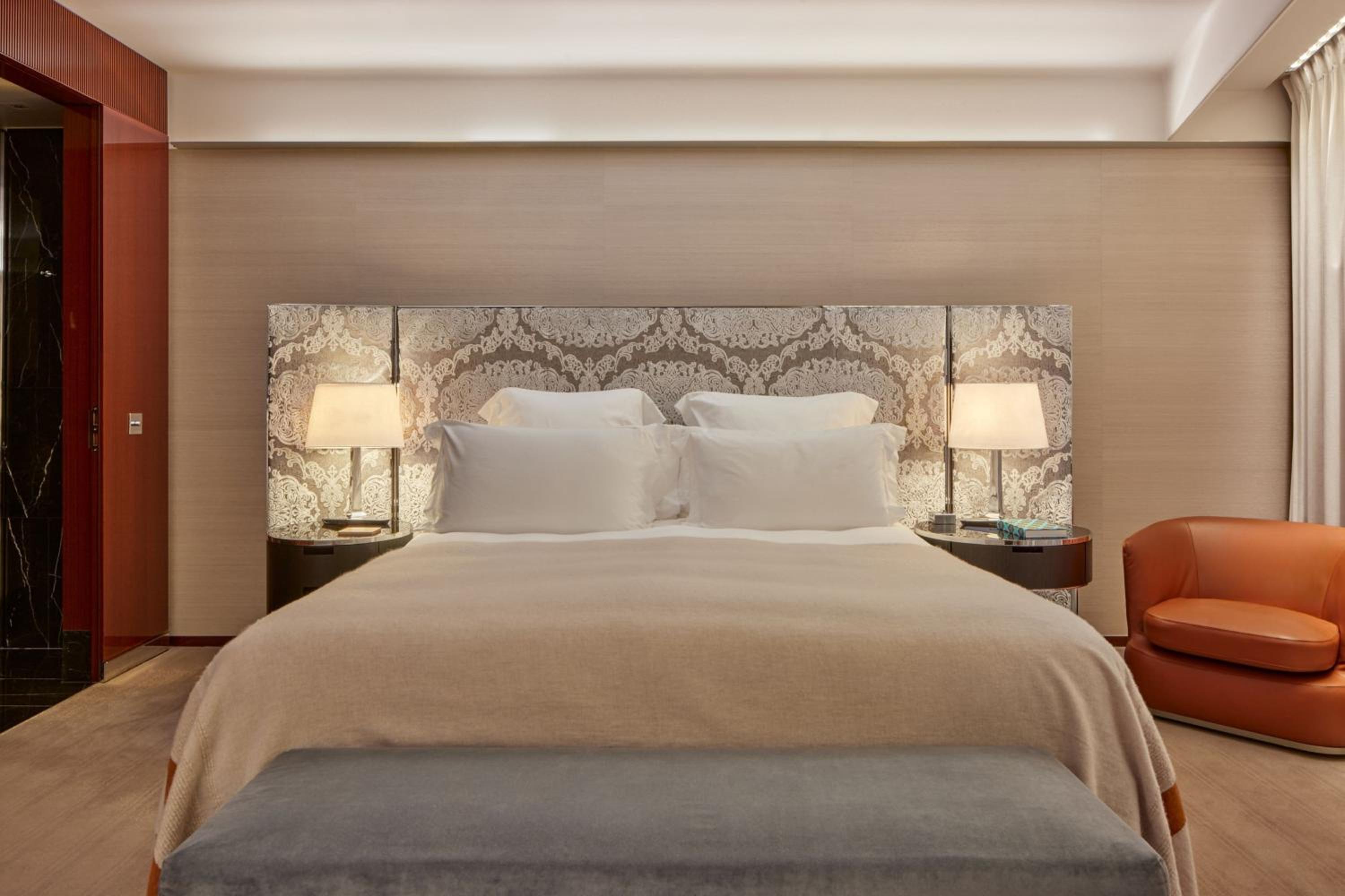 Superior King Room thumbnail 5