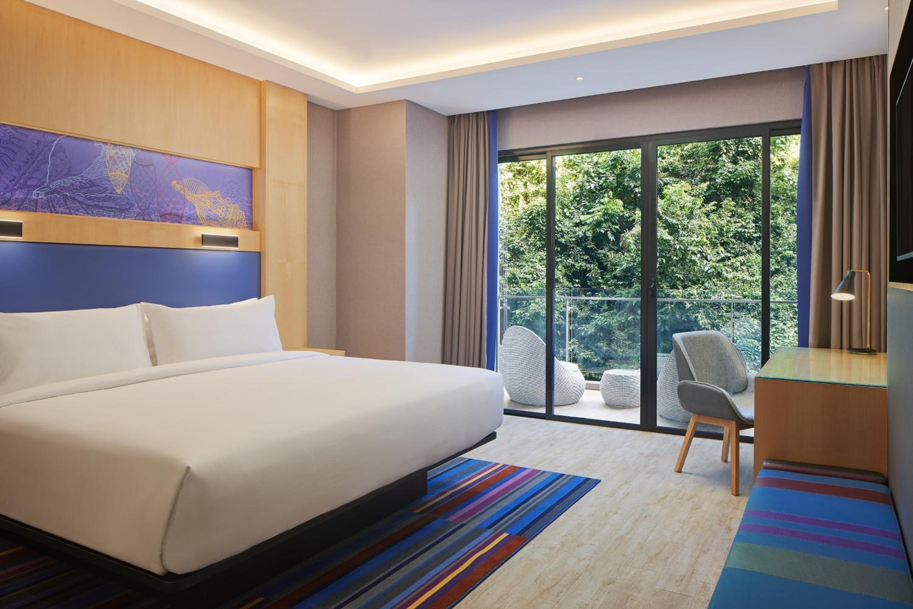 	 Rainforest View, Balcony, Guest room, 1 King - Photo 1