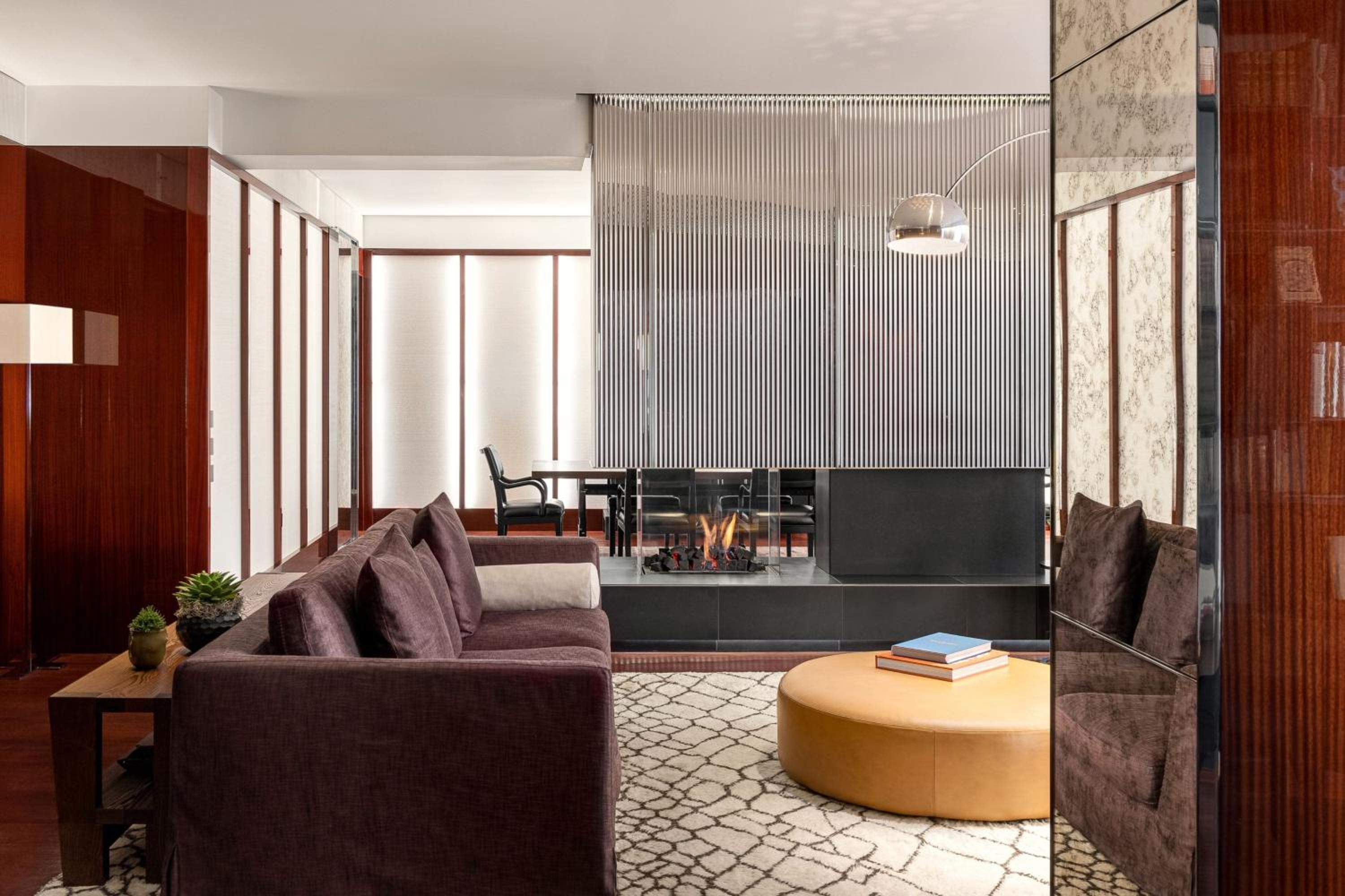 One-Bedroom King Suite with Urban View thumbnail 5