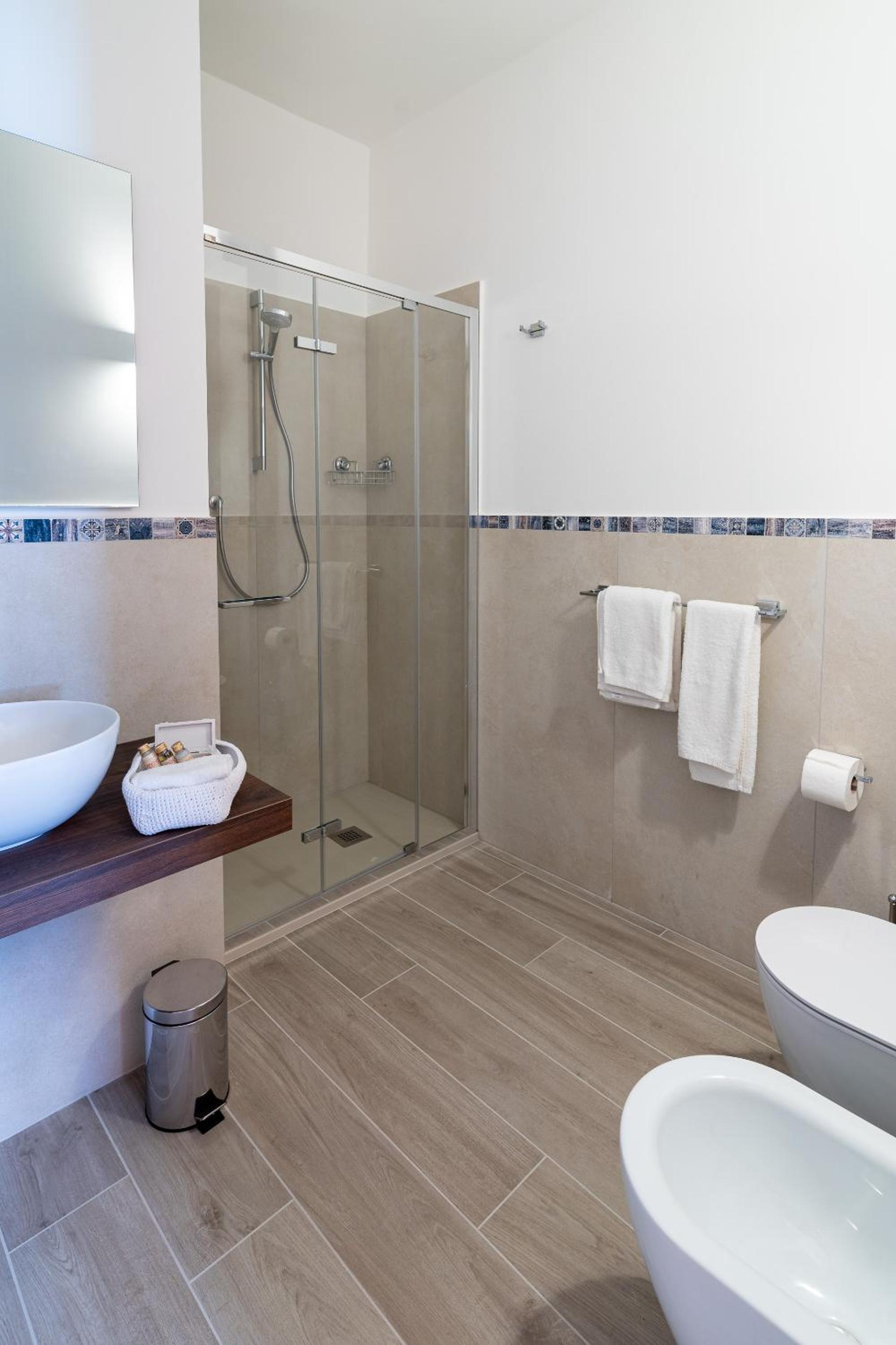 Twin Room with Private Bathroom photo 2
