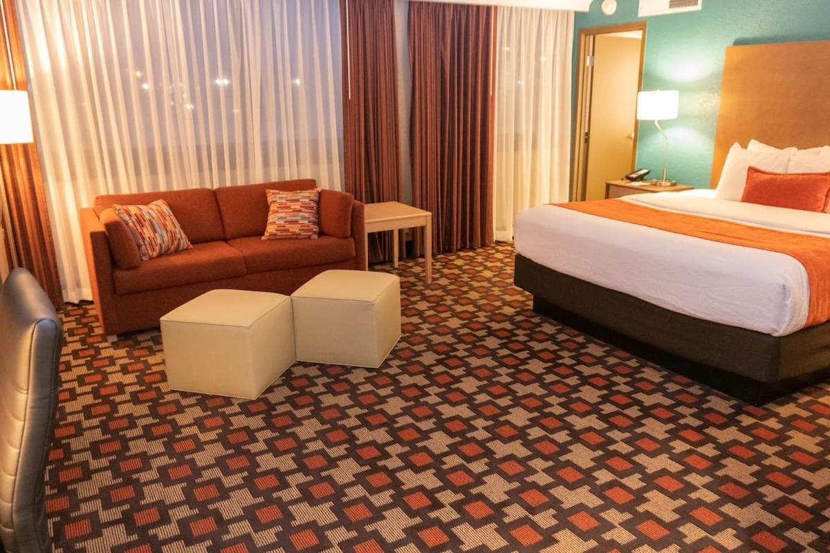 King Studio Suite with Sofa-Bed - Non-Smoking - Photo 2