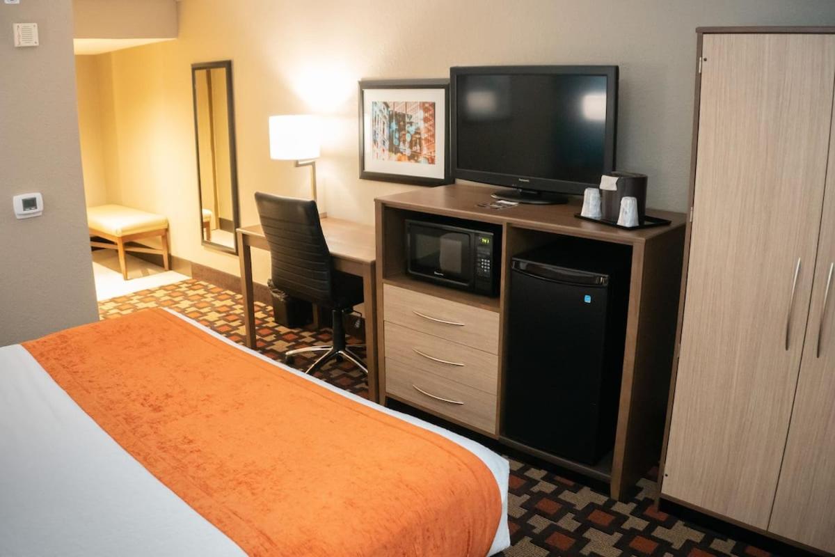 Queen Room With Two Queen Beds And Roll-In Shower - Disability Access/Non-Smoking - Photo 1