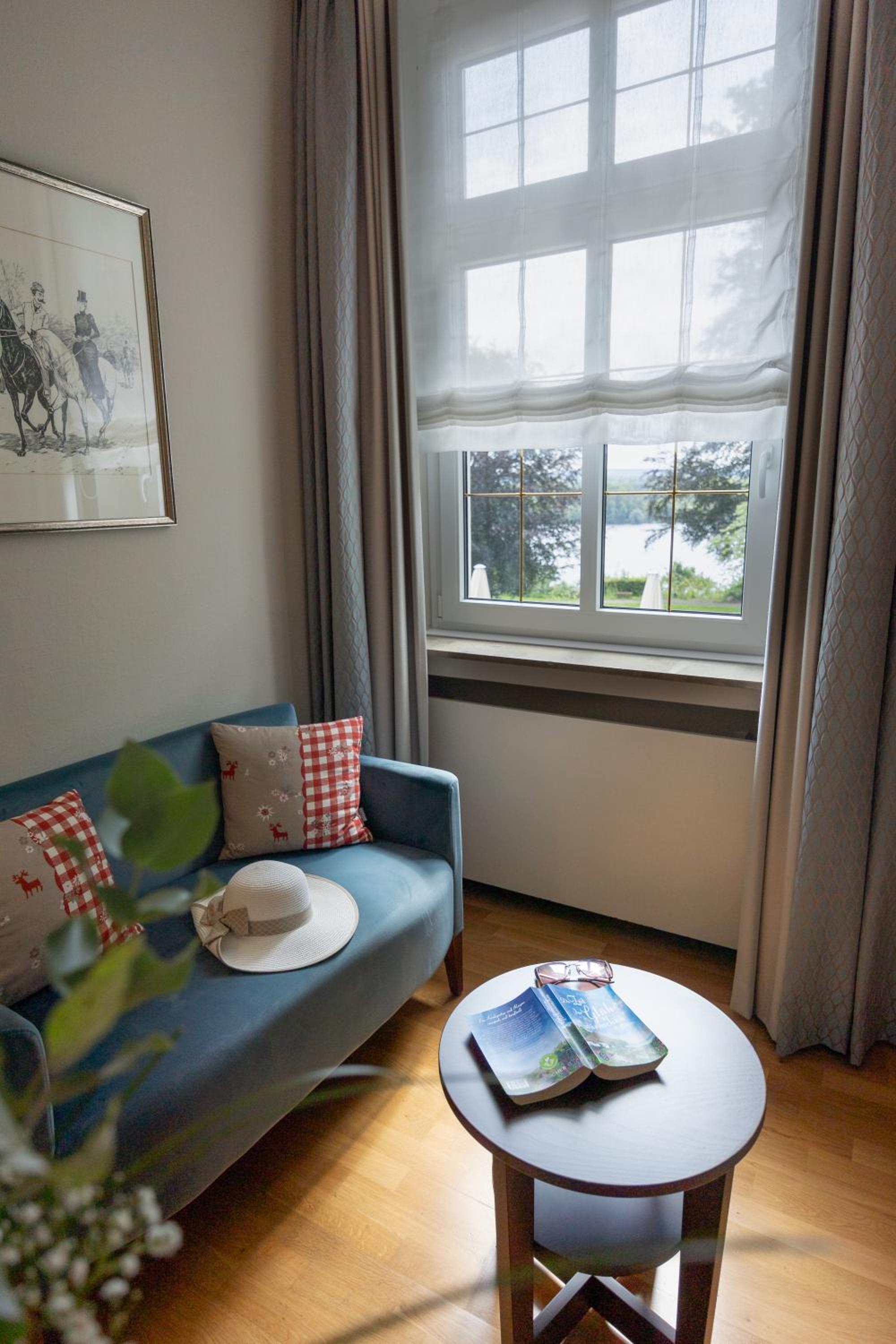 Deluxe Suite with Lake View photo 2