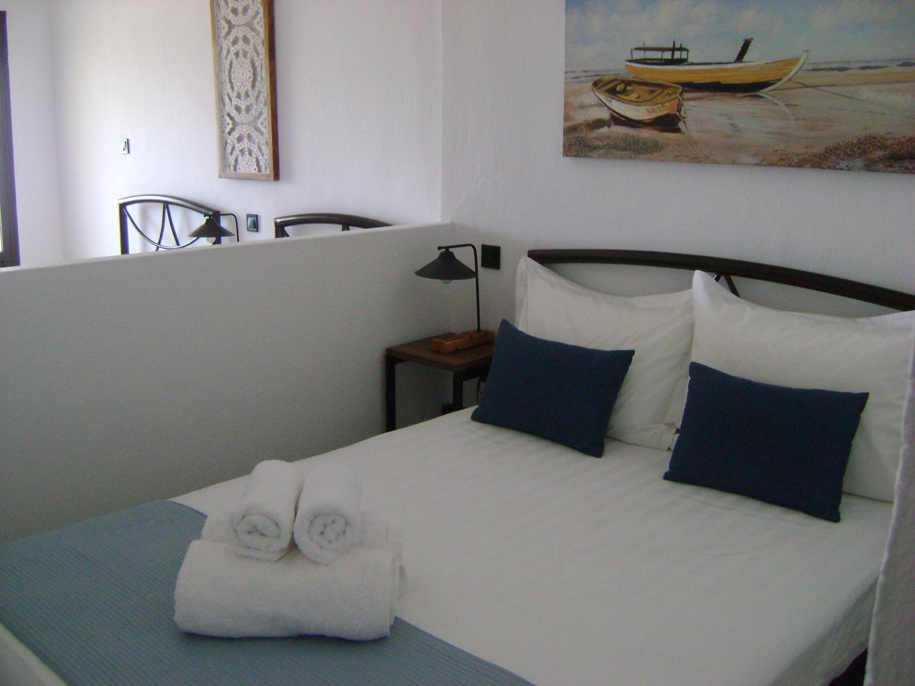 Quadruple Room with Sea View - Photo 10