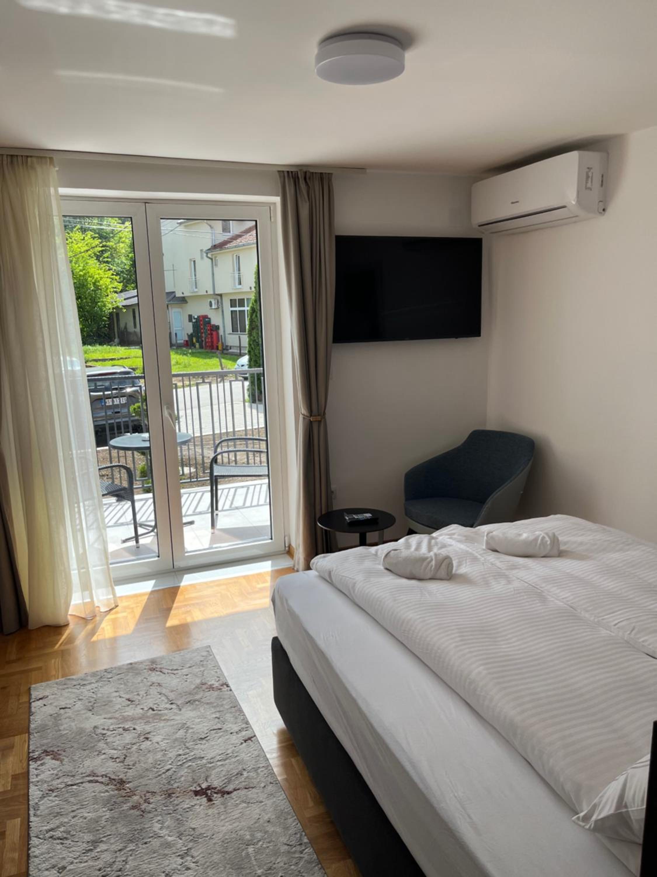 Deluxe Double Room (2 Adults + 1 Child)