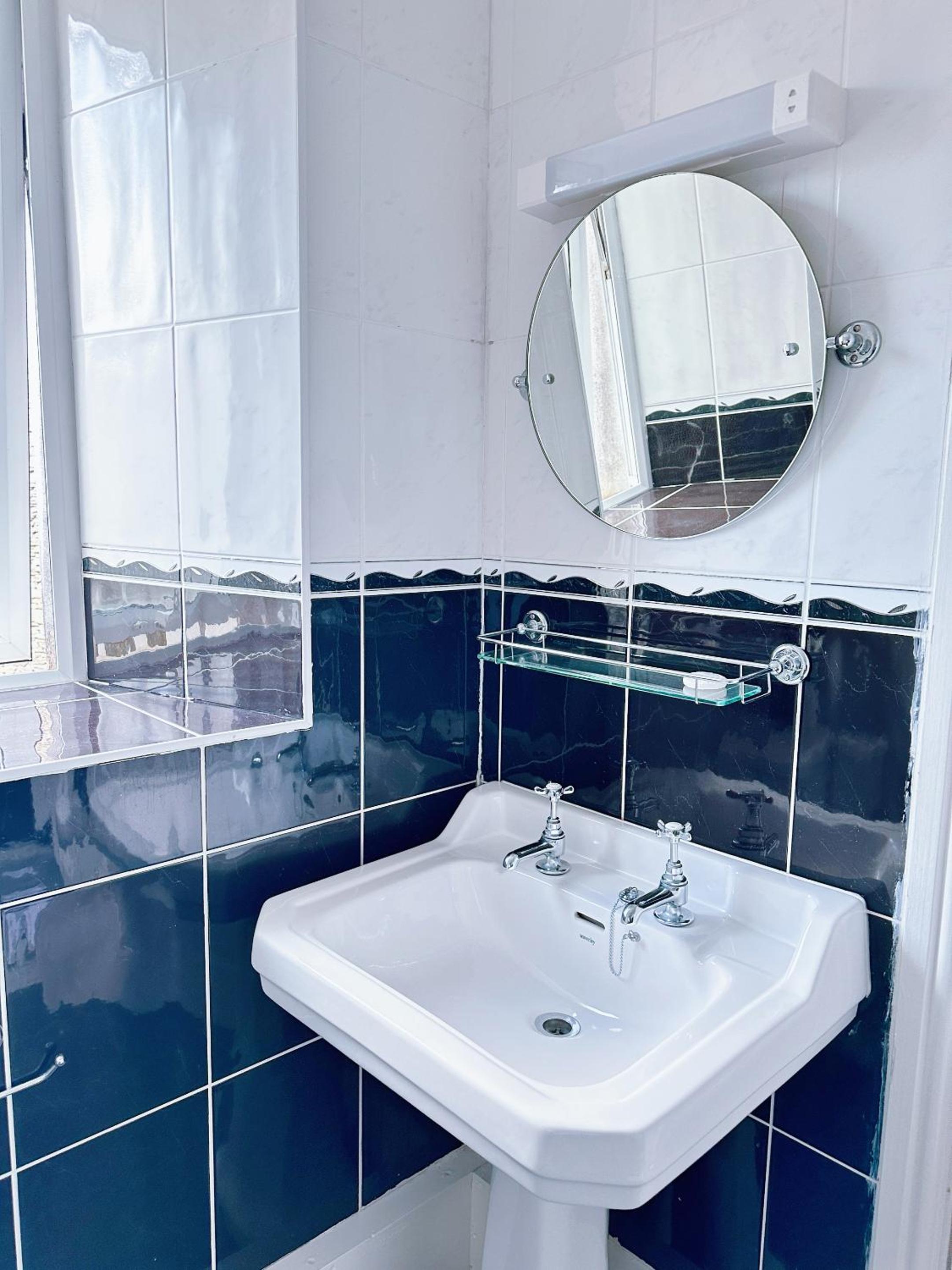 Twin Room with Private Bathroom - Photo 4
