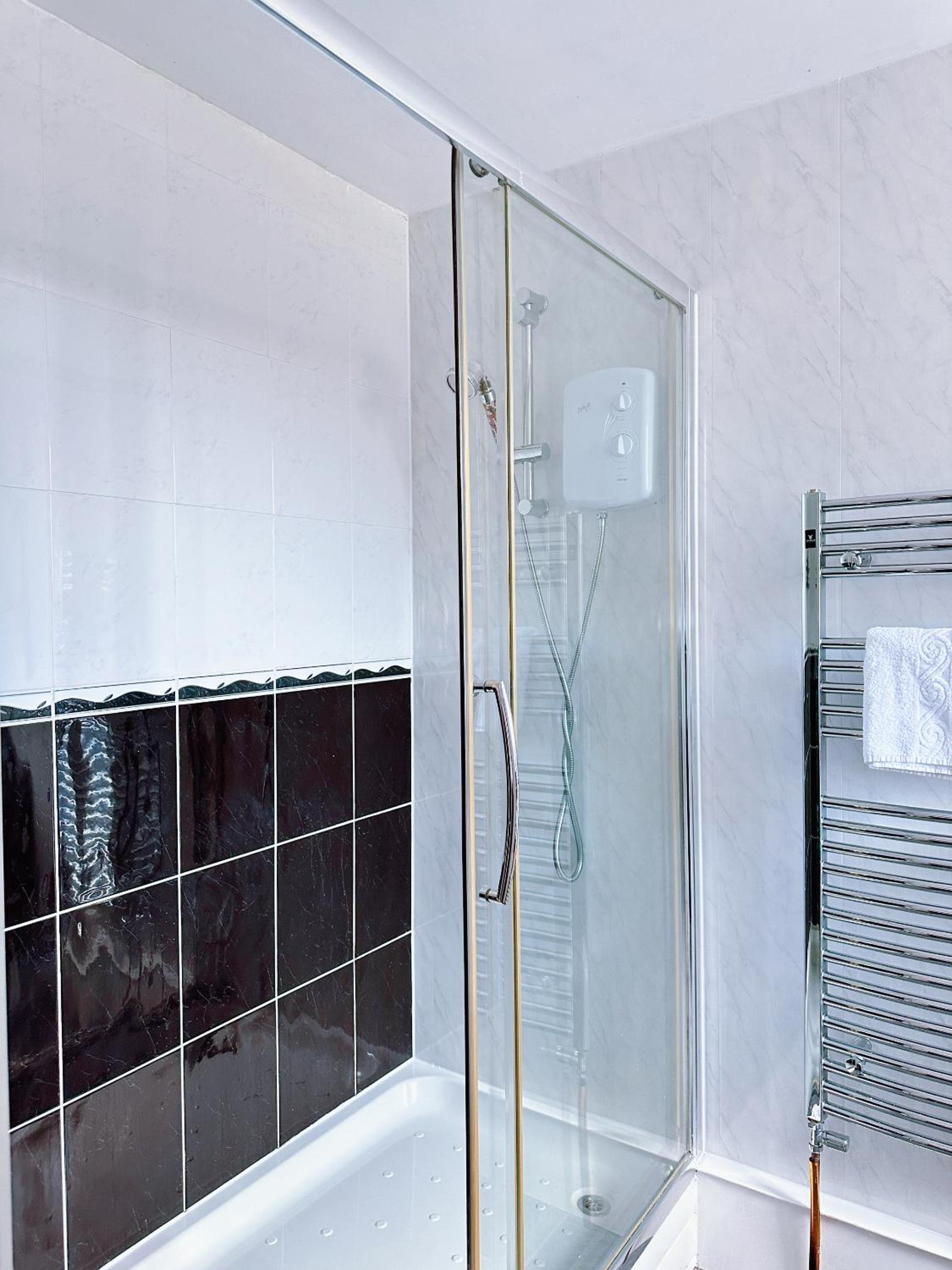 Twin Room with Private Bathroom - Photo 5