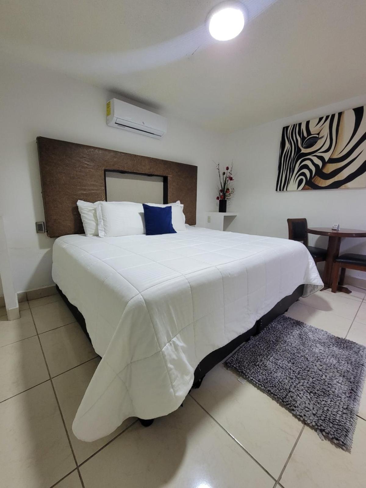 Deluxe Suite with Spa Bath photo 2