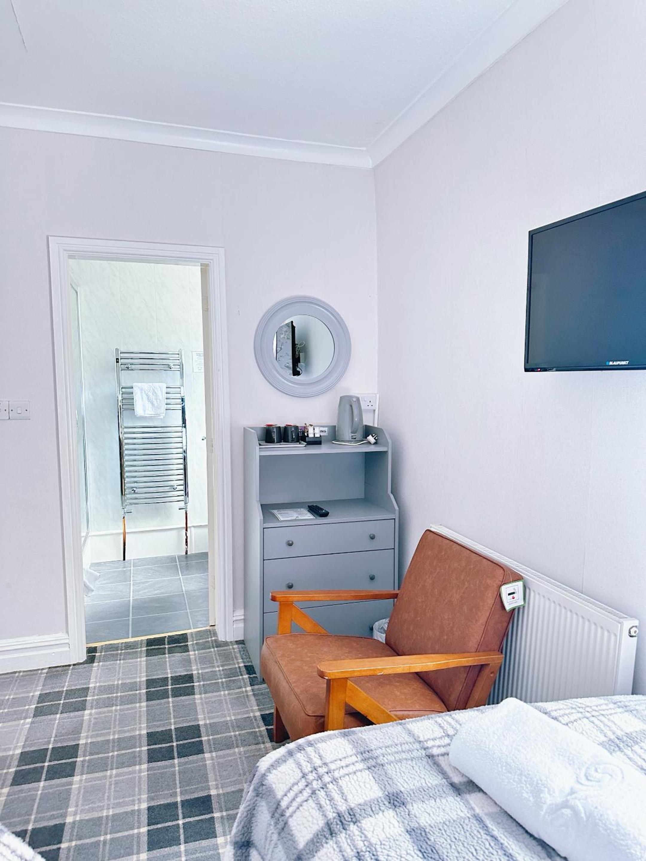 Twin Room with Private Bathroom - Photo 3