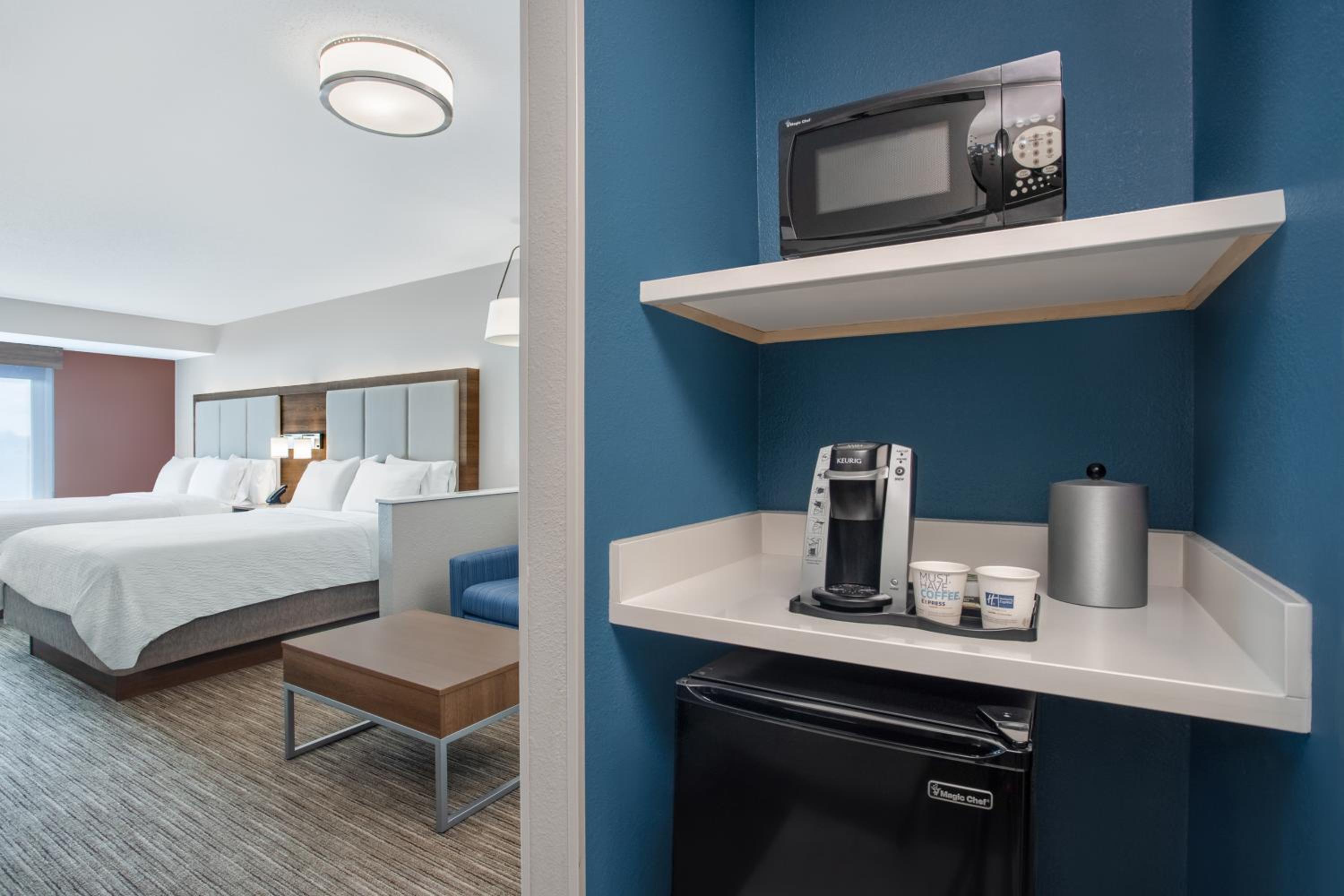 Standard Room with Two Queen Beds - Photo 2