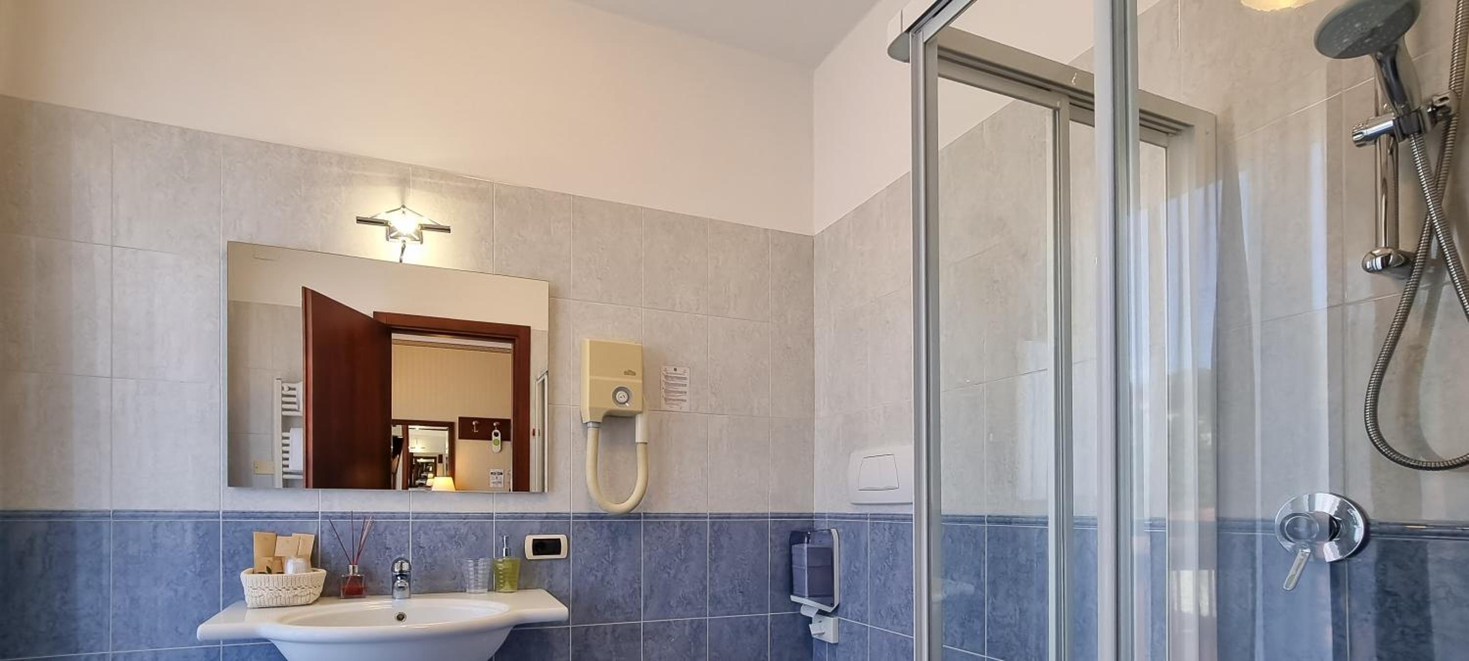 Triple Room with Balcony and Partial Lake View - Photo 2