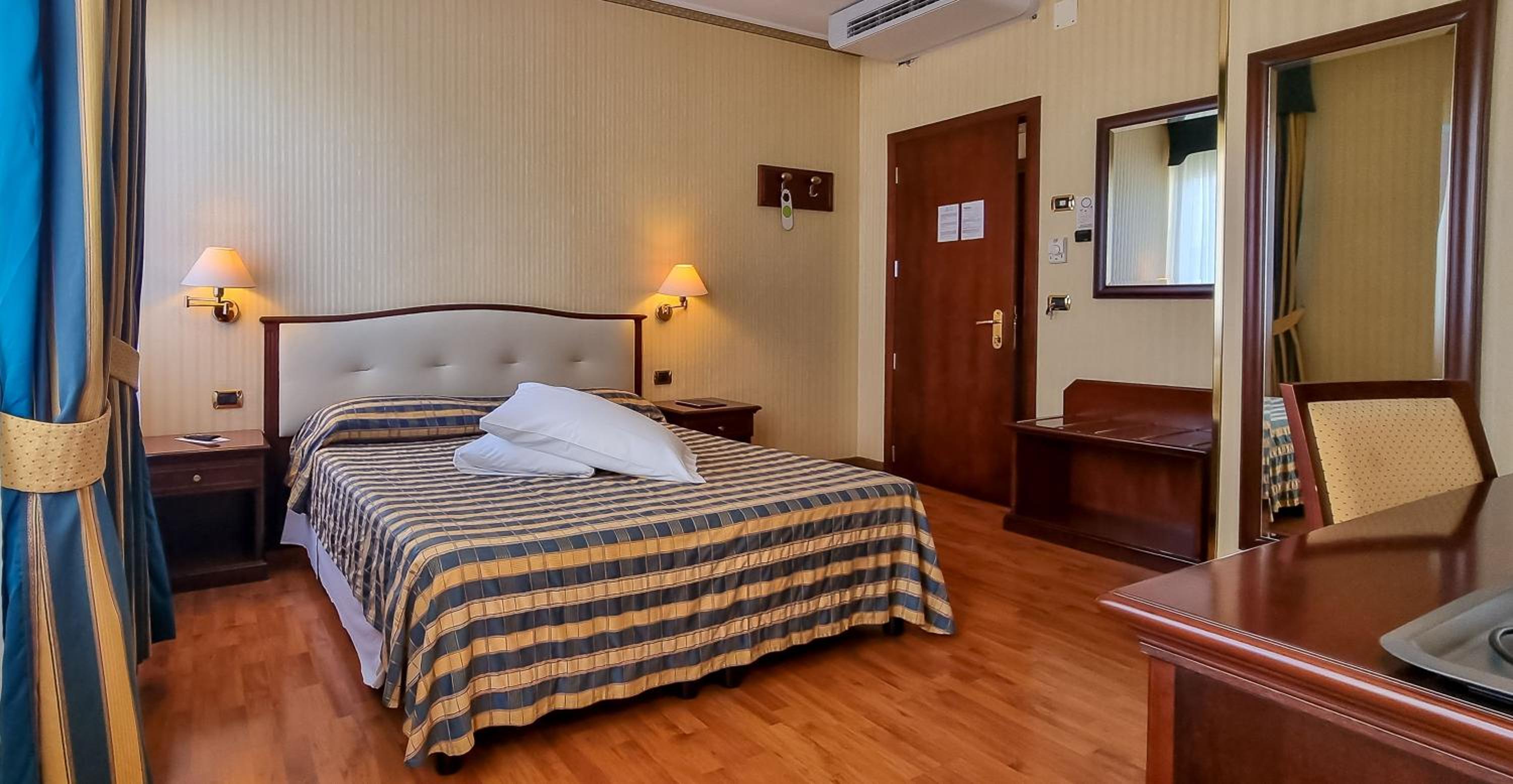Double or Twin Room - Photo 4
