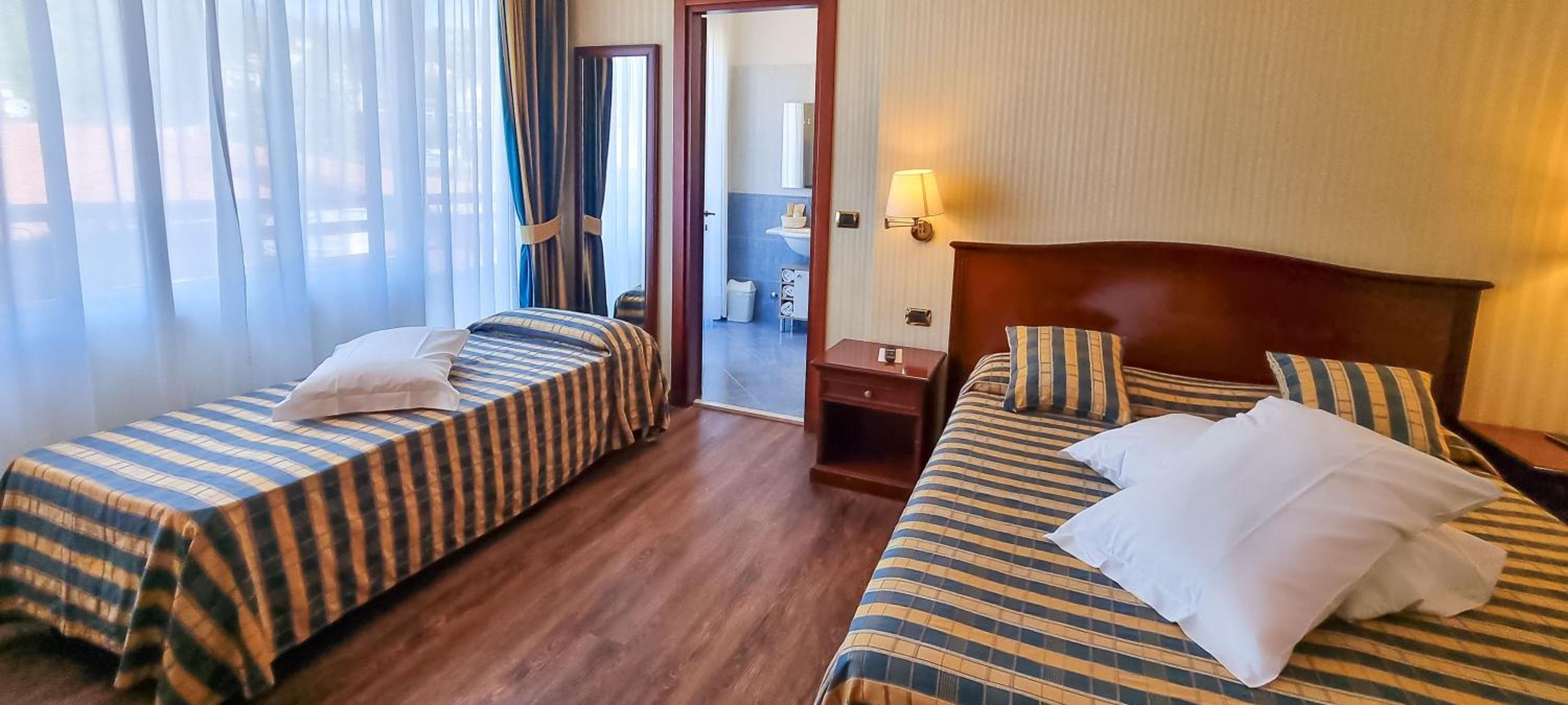 Triple Room with Balcony and Partial Lake View - Photo 4