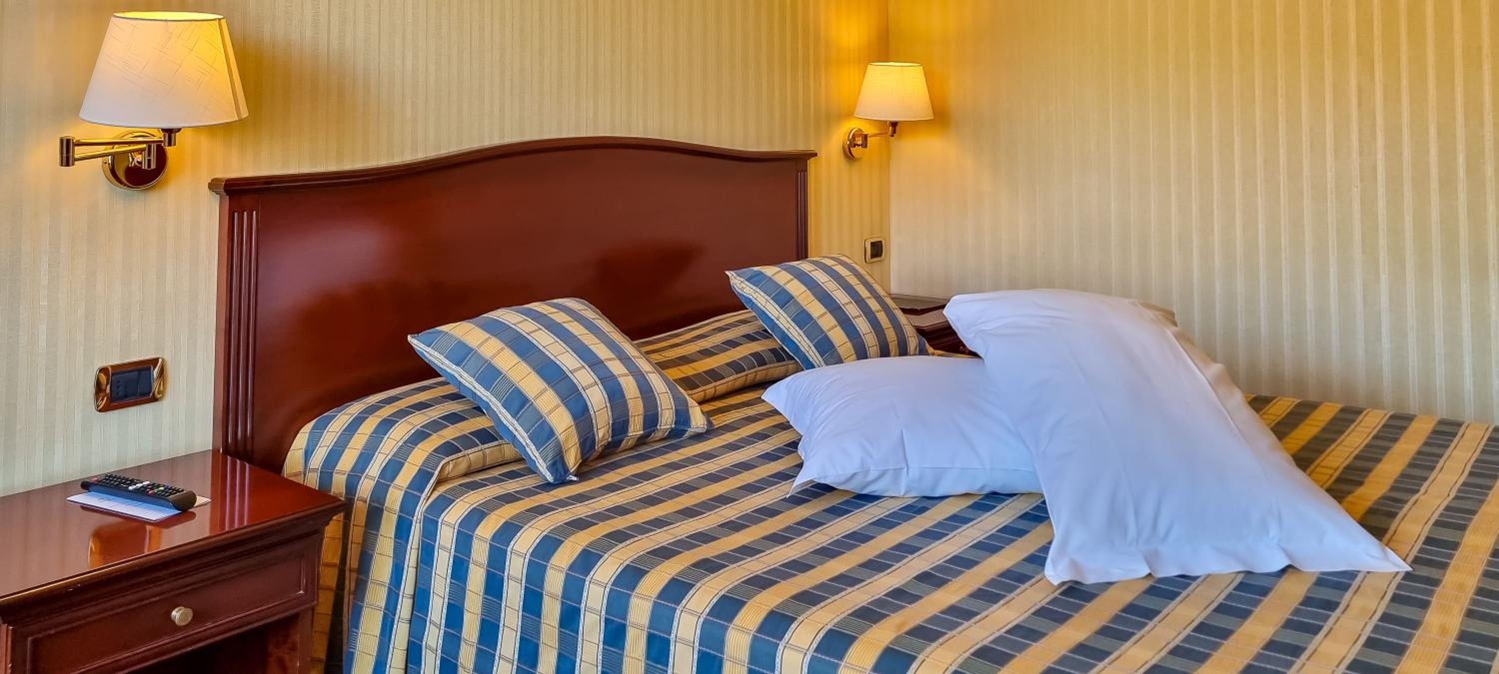 Triple Room with Balcony and Partial Lake View - Photo 5