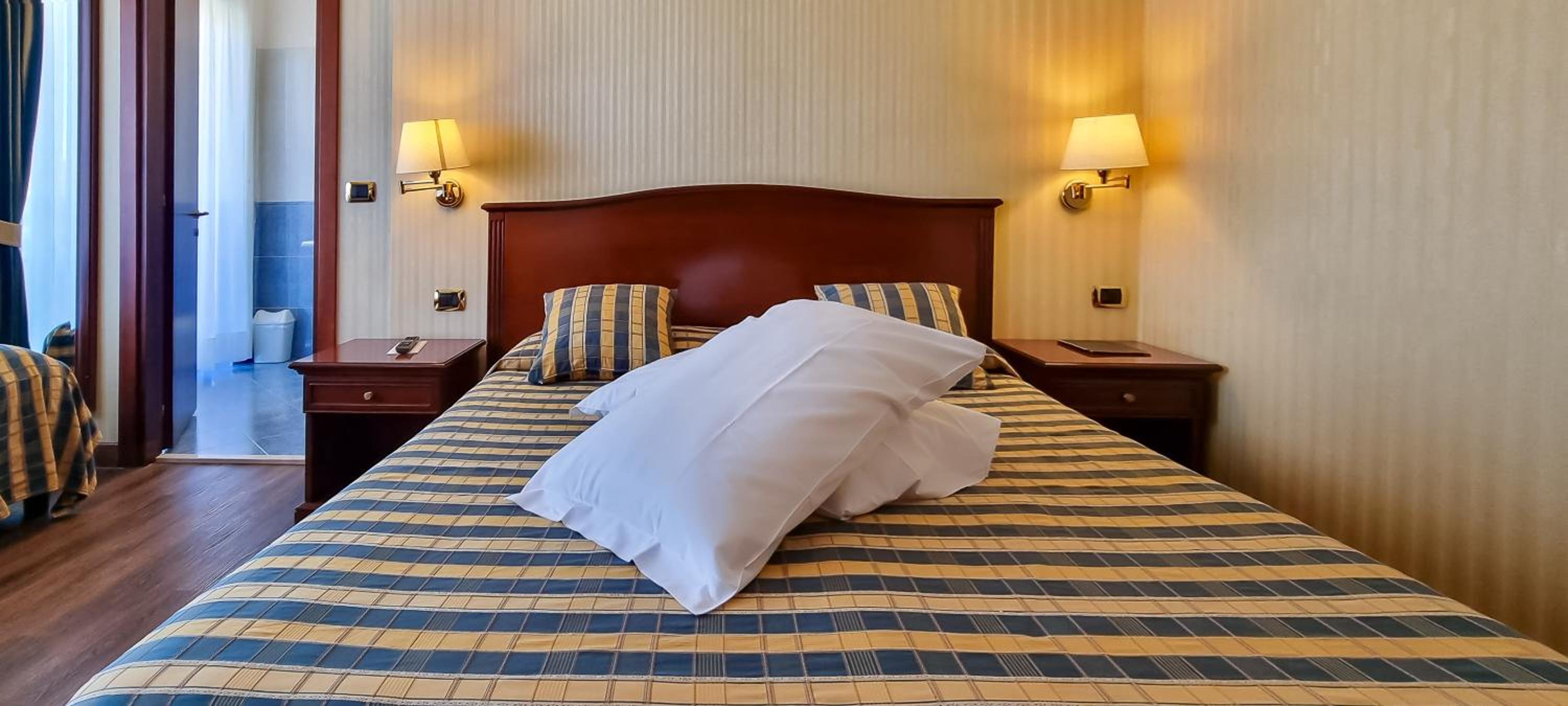Triple Room with Balcony and Partial Lake View - Photo 1