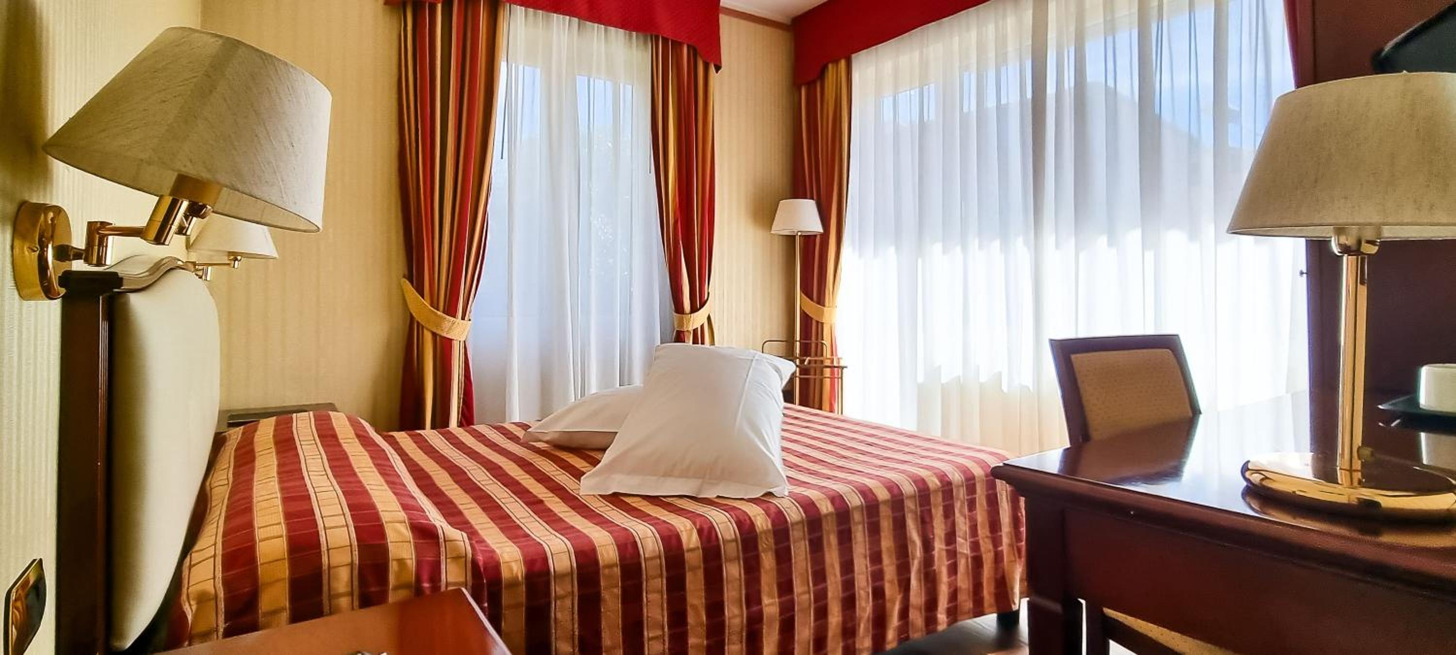 Small Double Room with Balcony - Photo 5