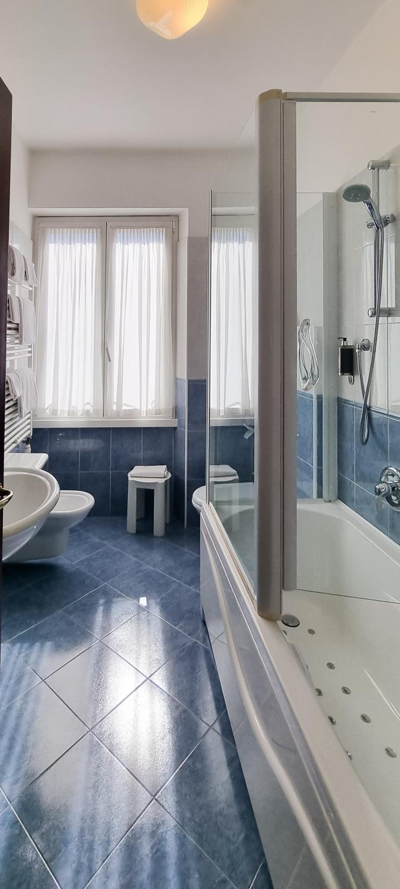 Small Double Room with Balcony - Photo 4