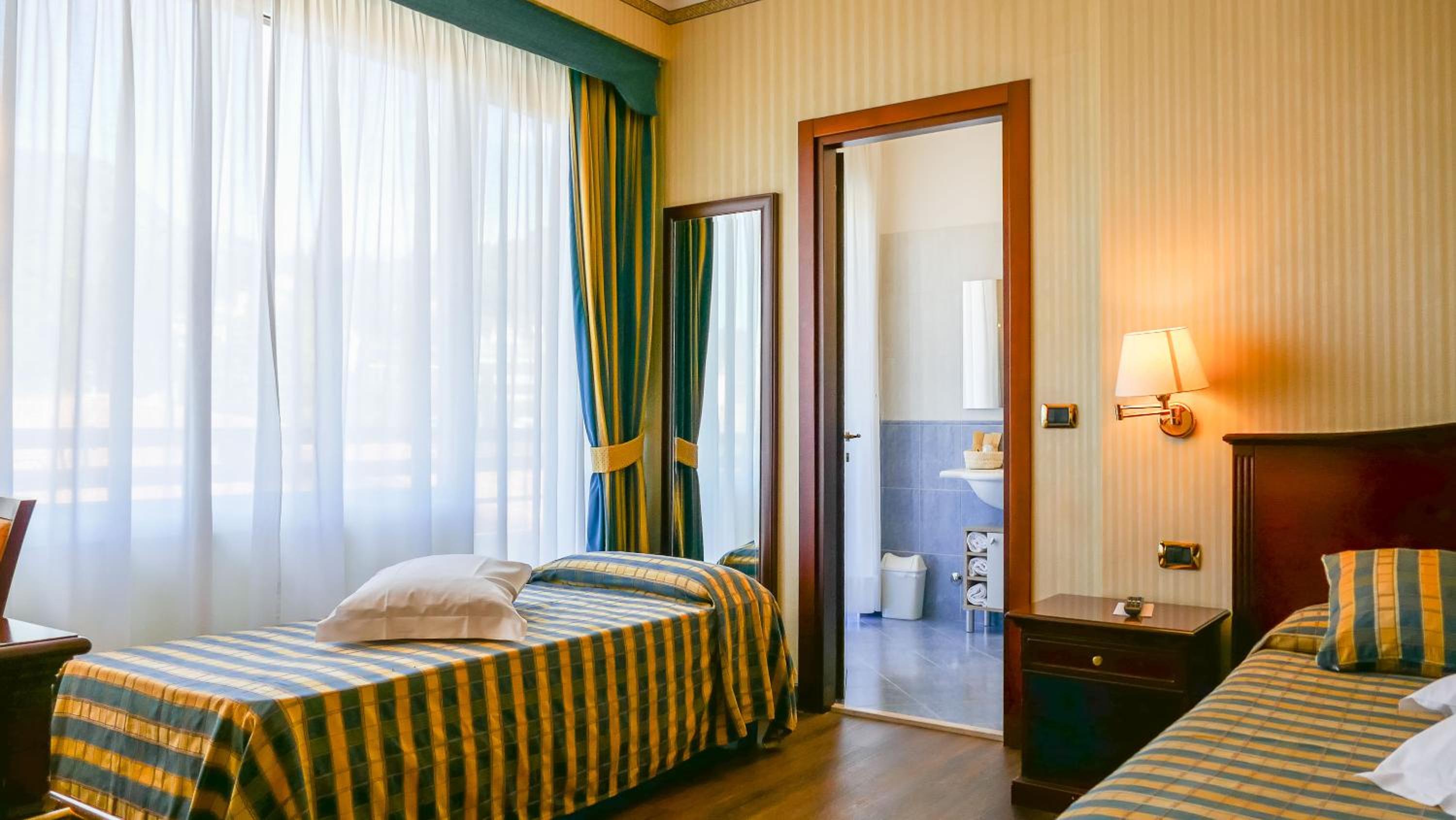 Triple Room with Balcony and Partial Lake View - Photo 8