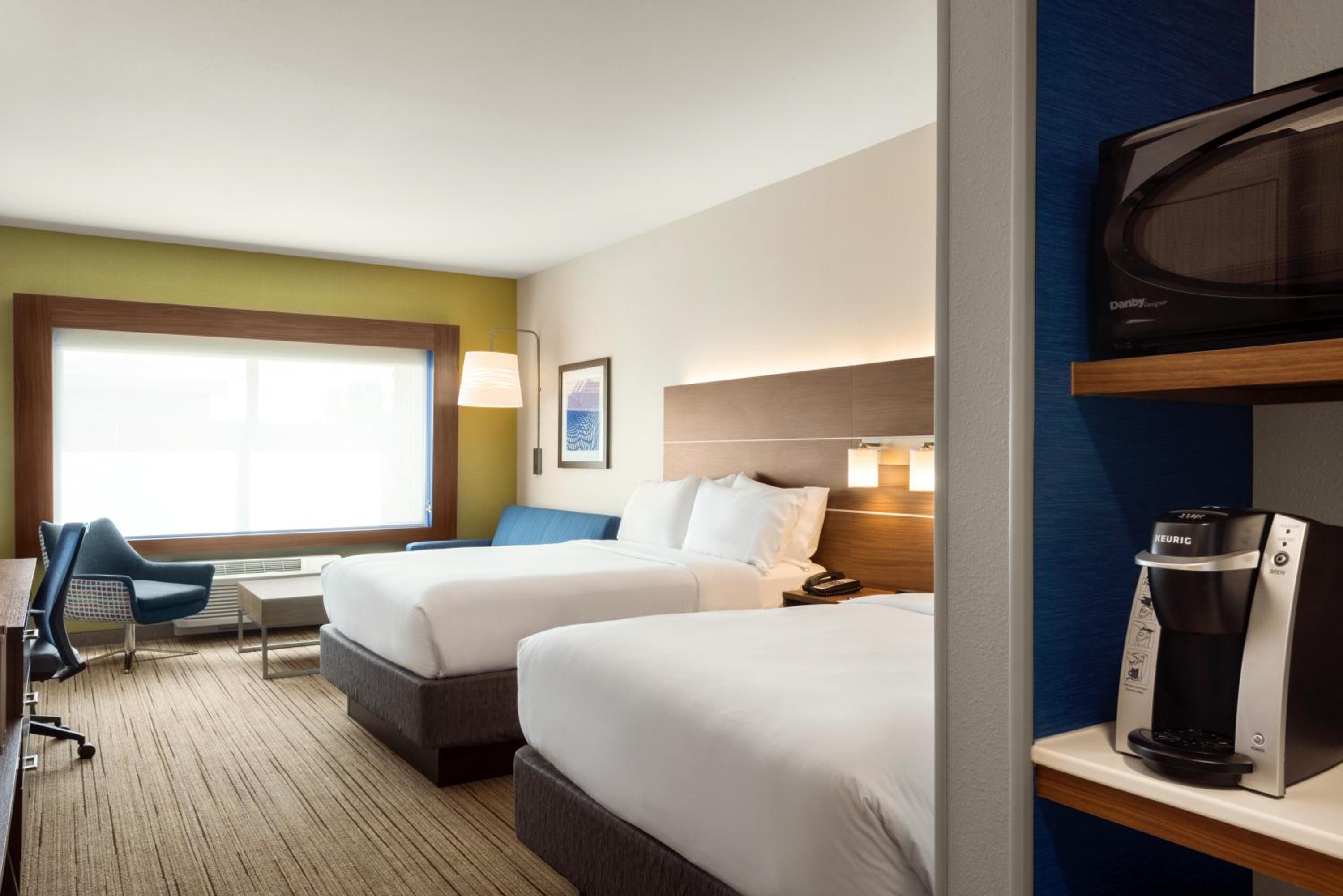 Queen Suite with Two Queen Beds photo 1