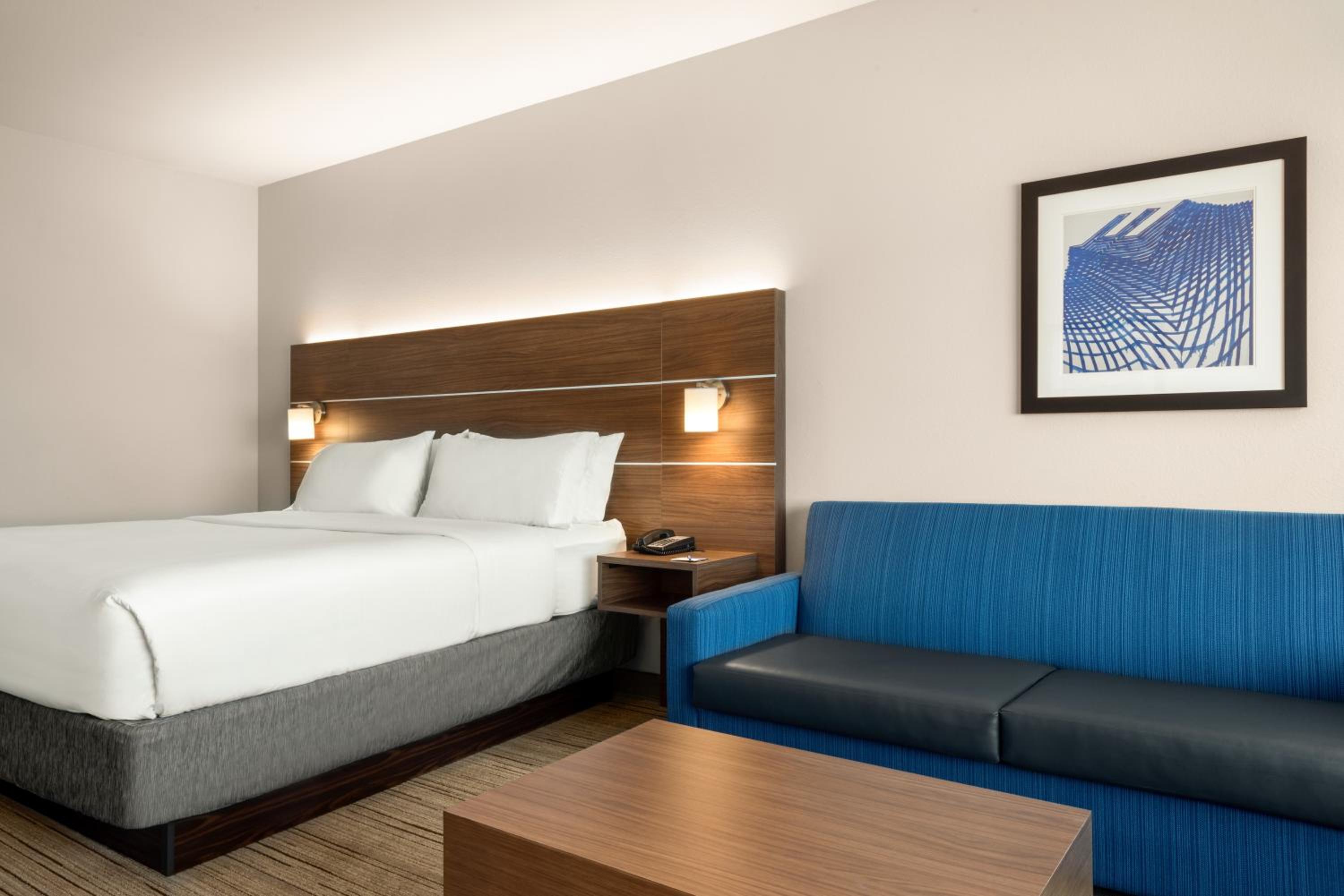 Standard King Room with Roll-in Shower - Mobility Accessible photo 1