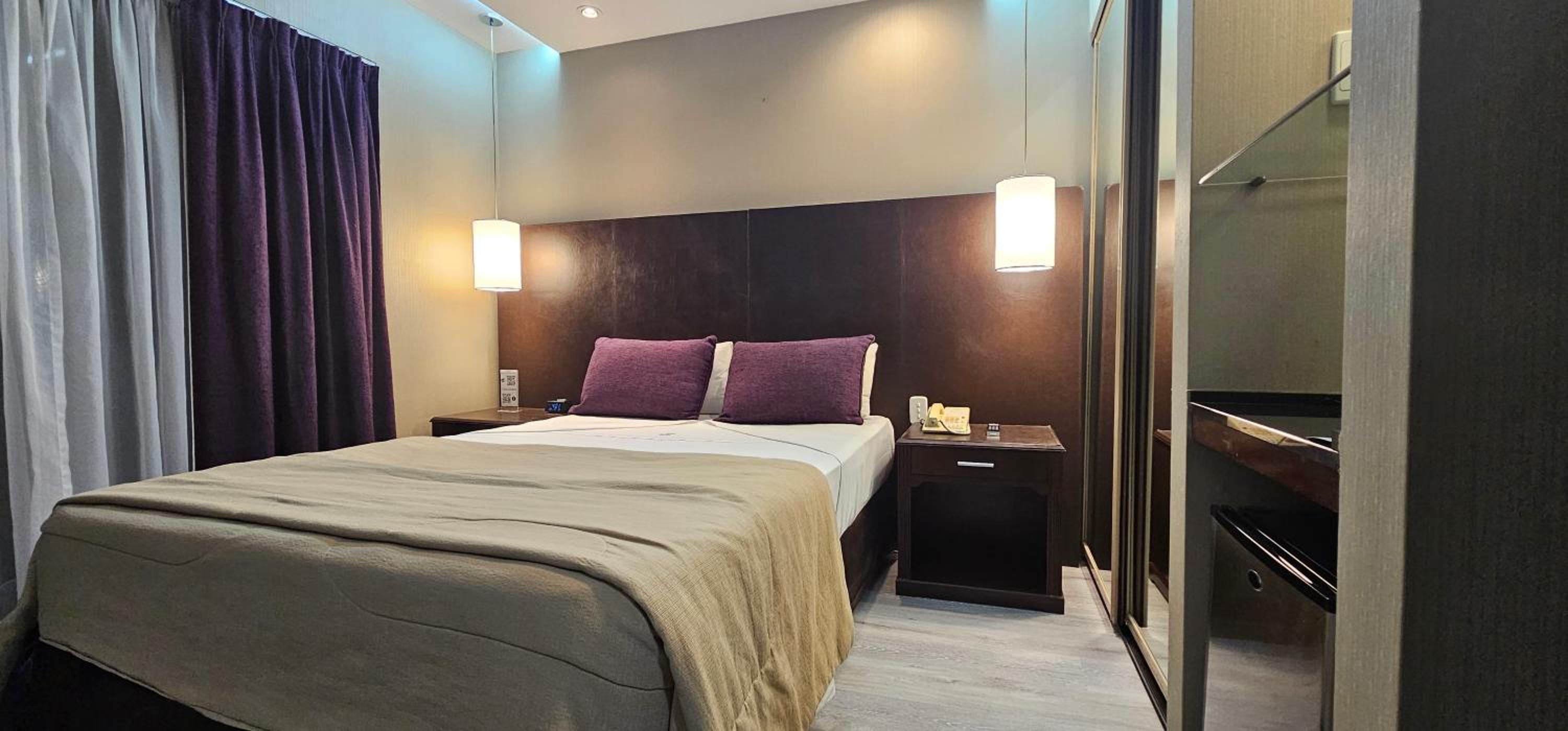 Standard Queen Room
