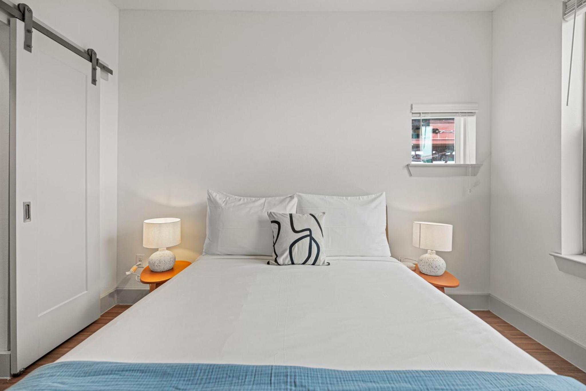 Queen Room - Disability Access - Photo 25