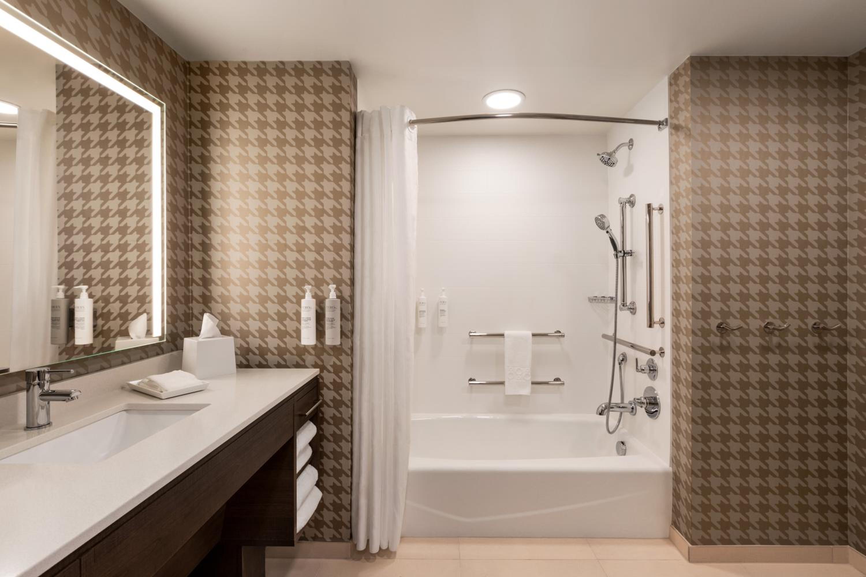King Studio Suite with Accessible Tub - Mobility Access - Photo 3