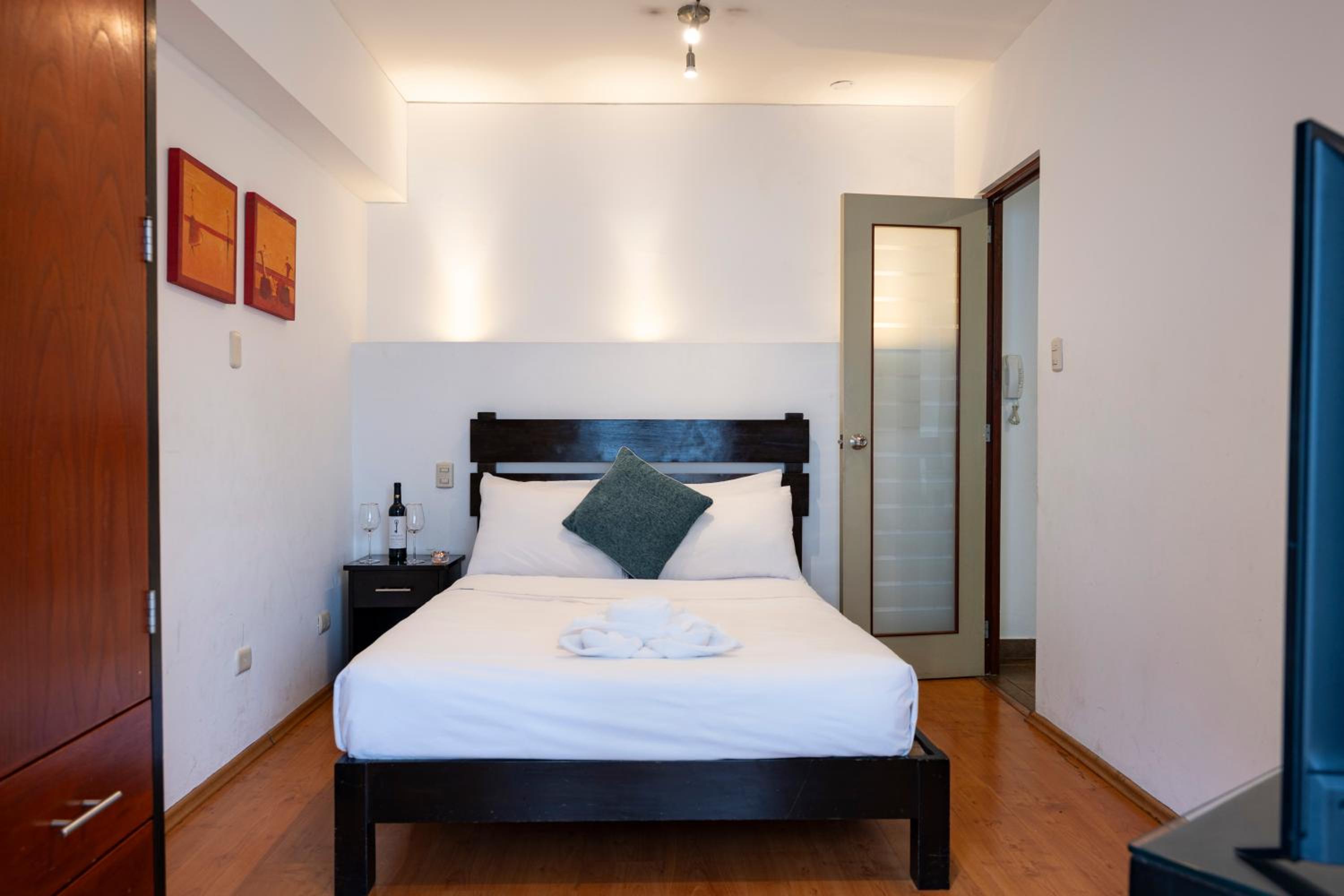 One-Bedroom Apartment photo 1