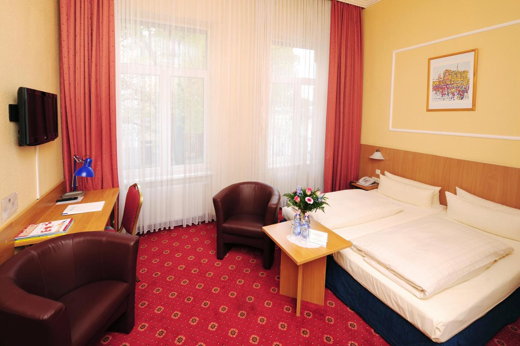 Double or Twin Room with Air Conditioning - Photo 3