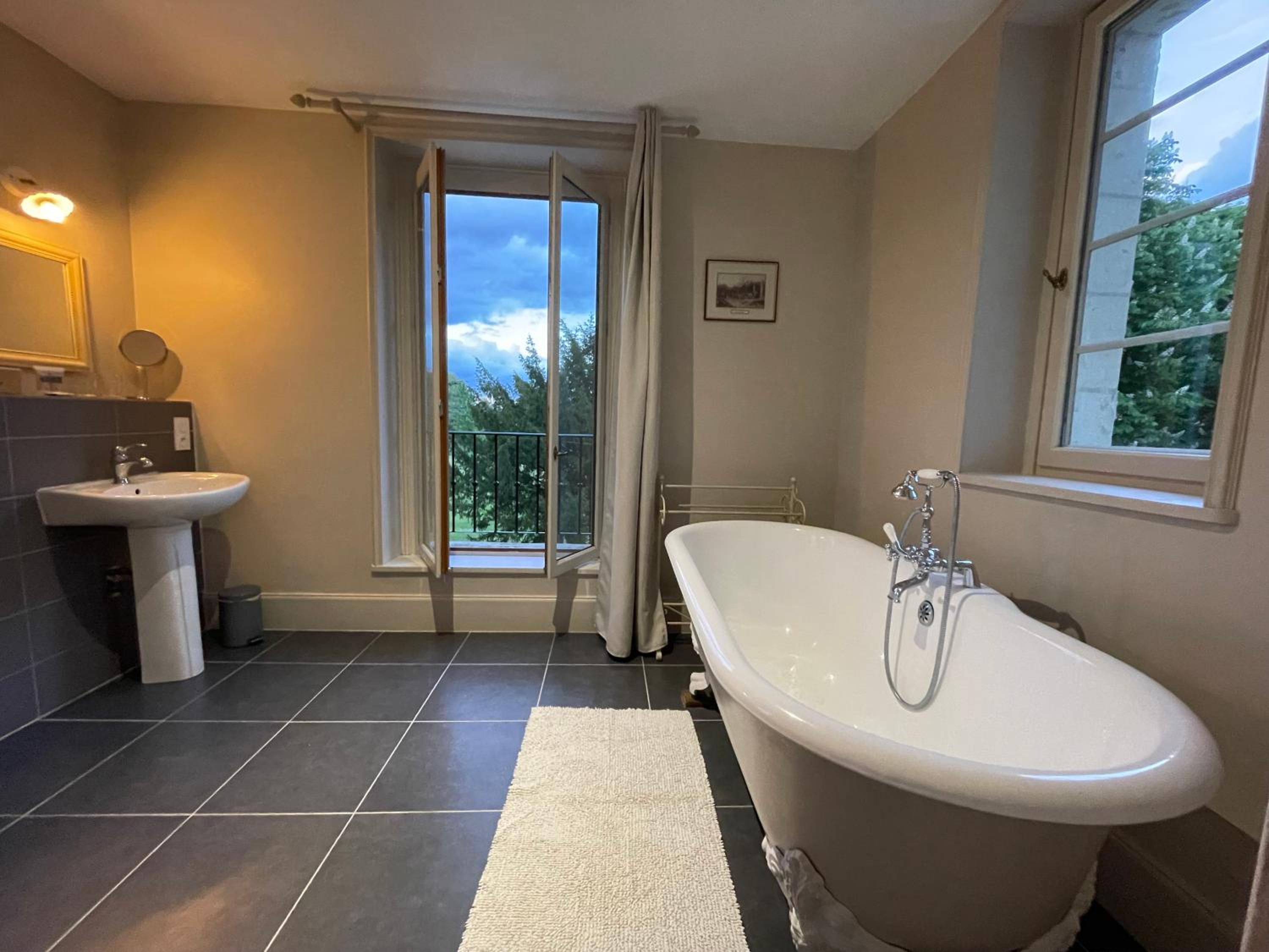 Deluxe Double Room with Bath photo 2