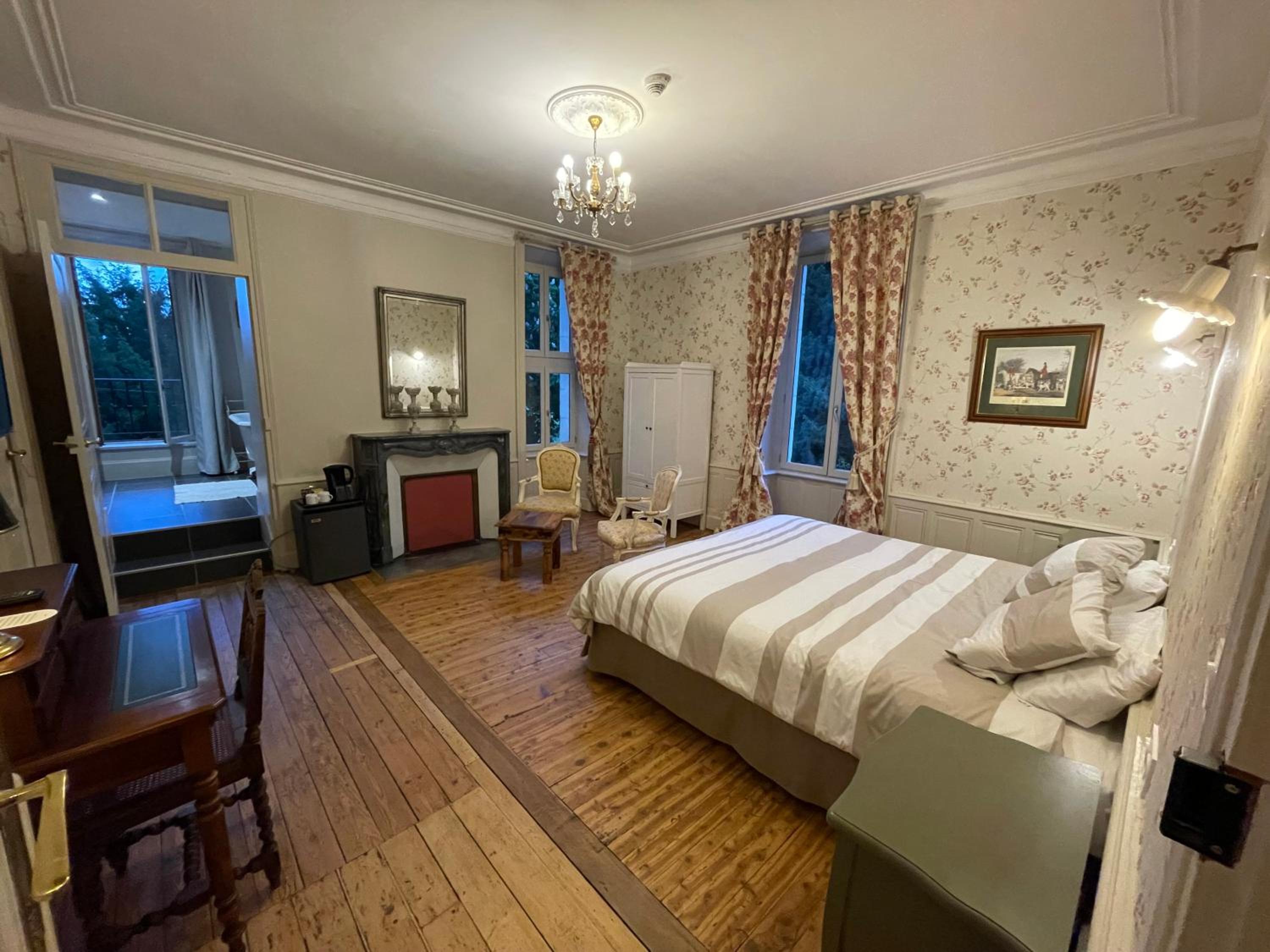 Deluxe Double Room with Bath photo 3