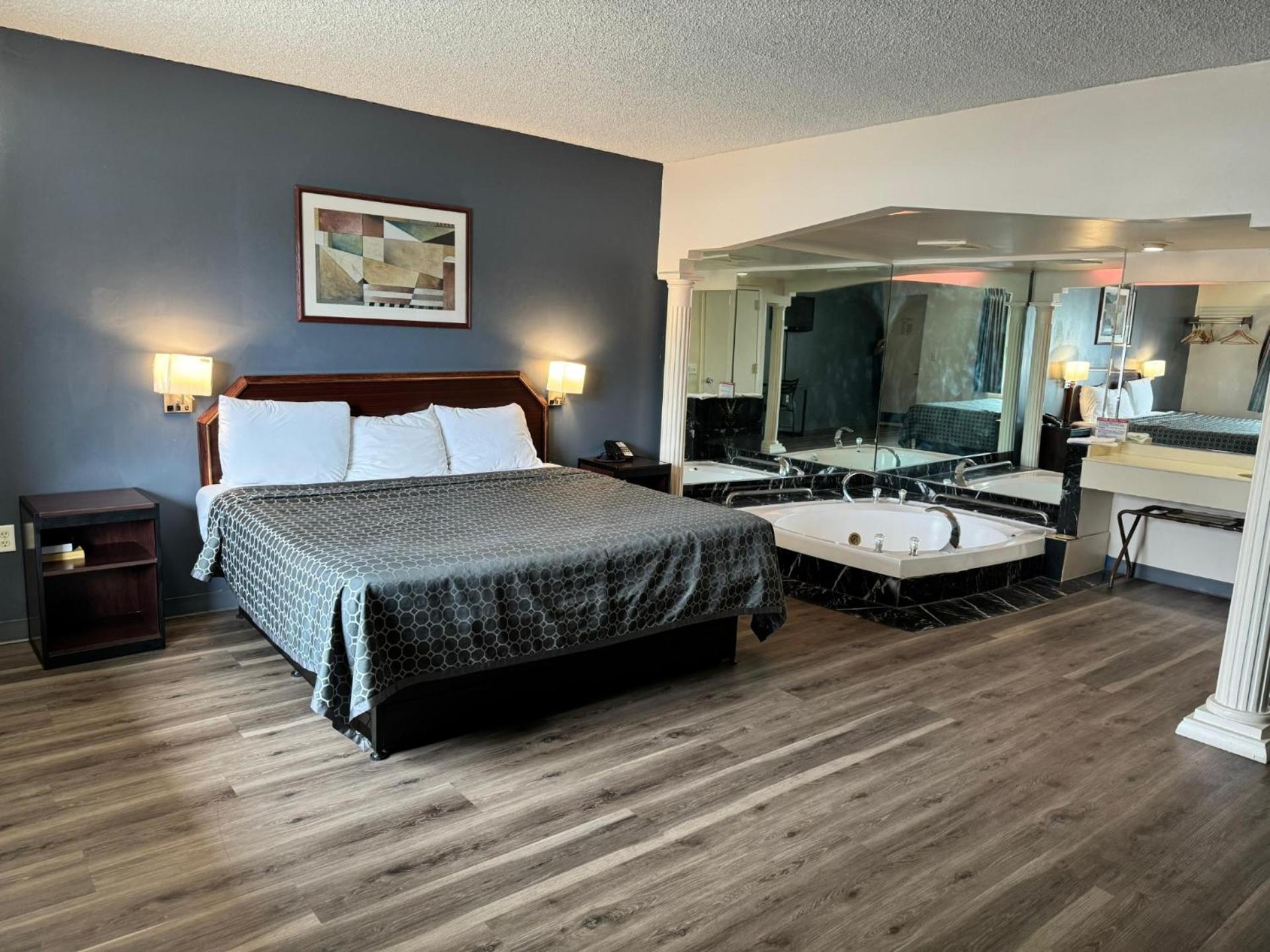 Deluxe Suite with Spa Bath - Photo 4