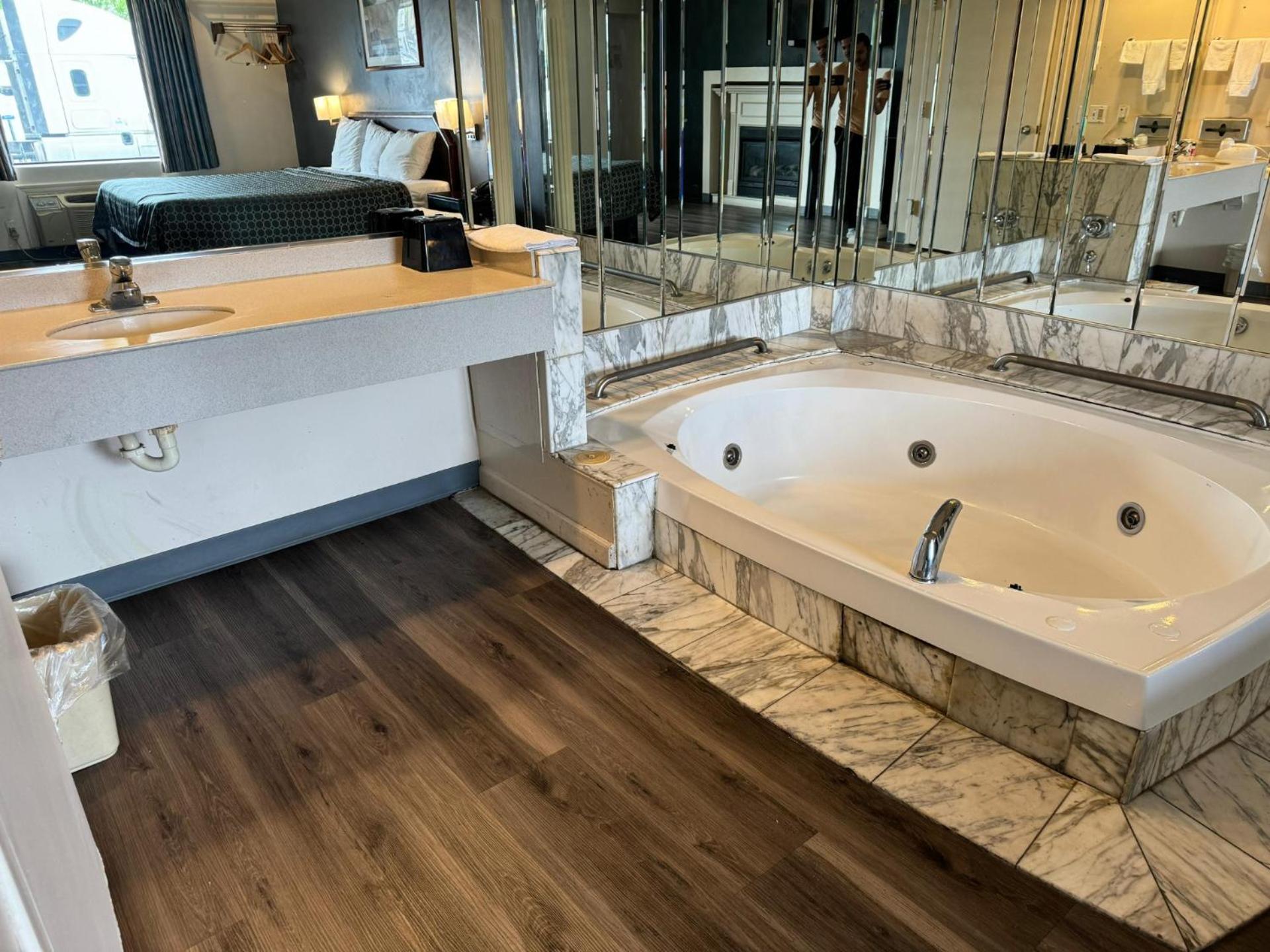 Superior King Suite - Photo 7