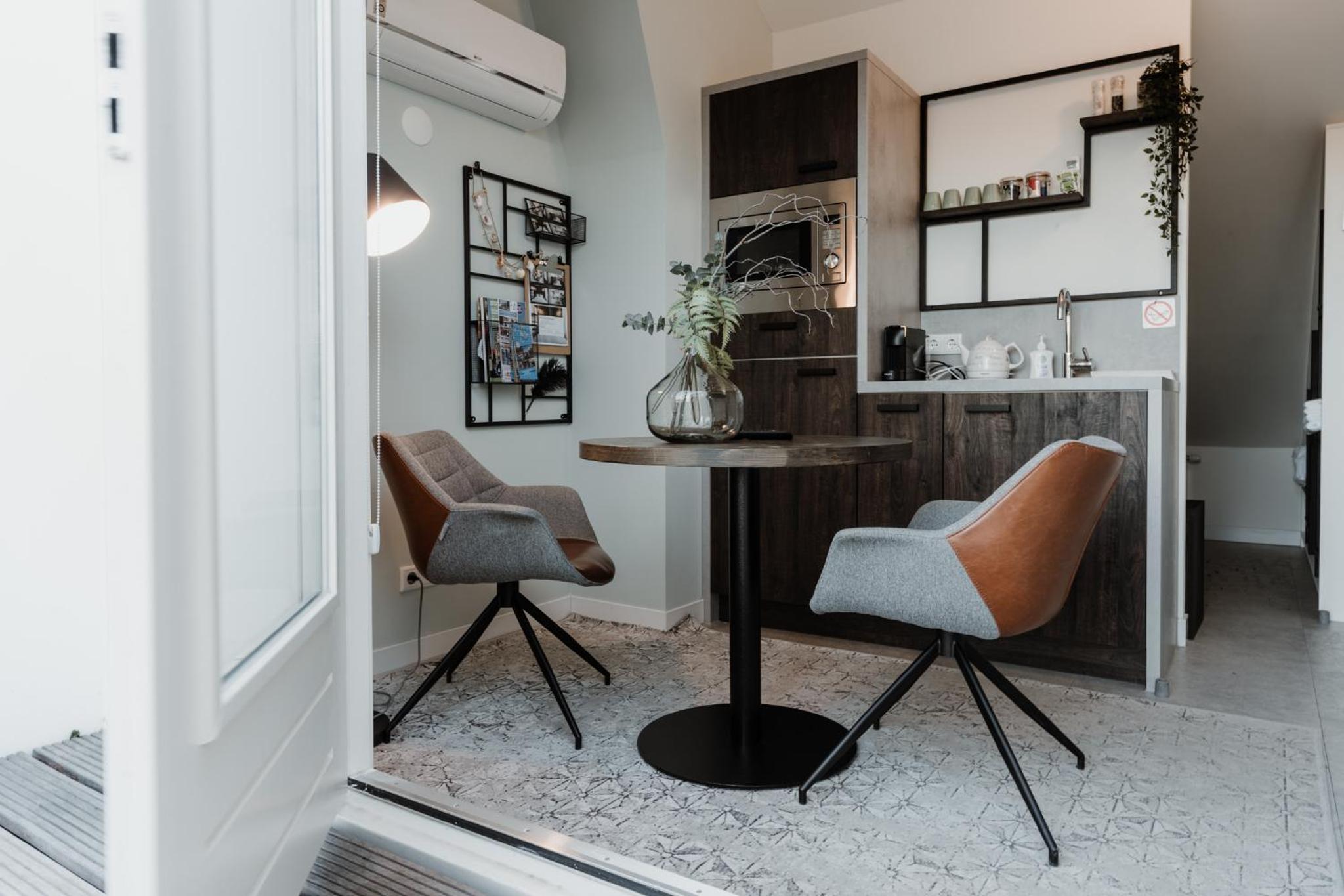 Small Double Room with Balcony - Photo 5