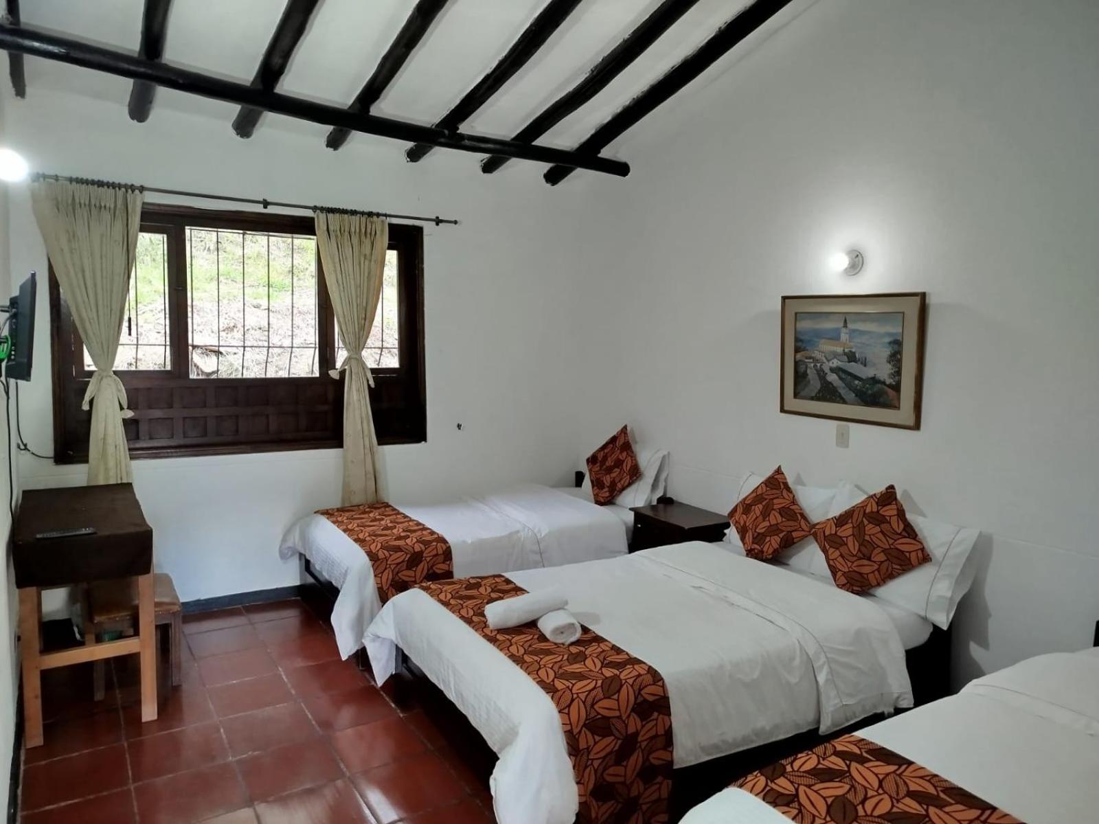 Quadruple Room with Private Bathroom photo 3