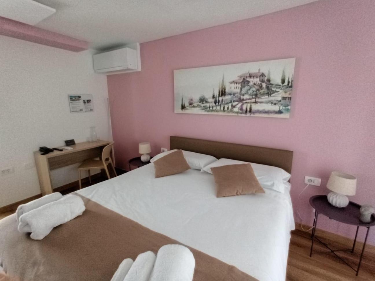 Deluxe Room - Photo 5