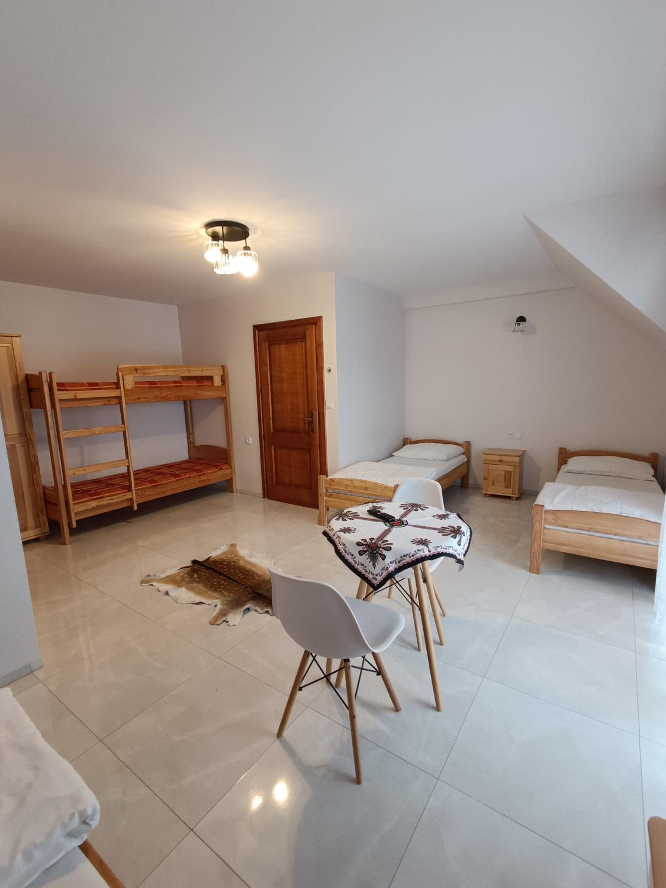 Quadruple Room with Private Bathroom - Photo 2