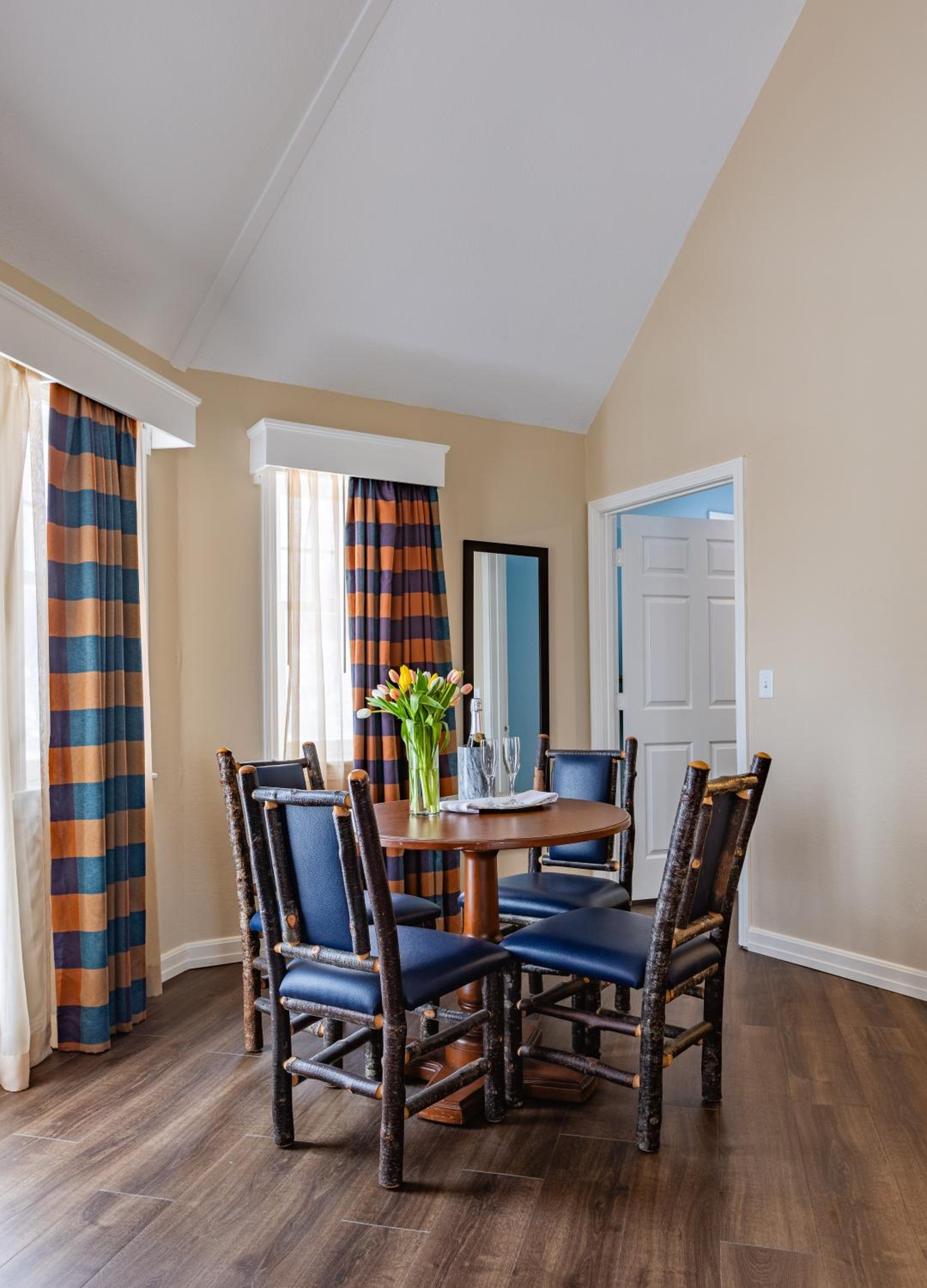 Superior Suite - Photo 12