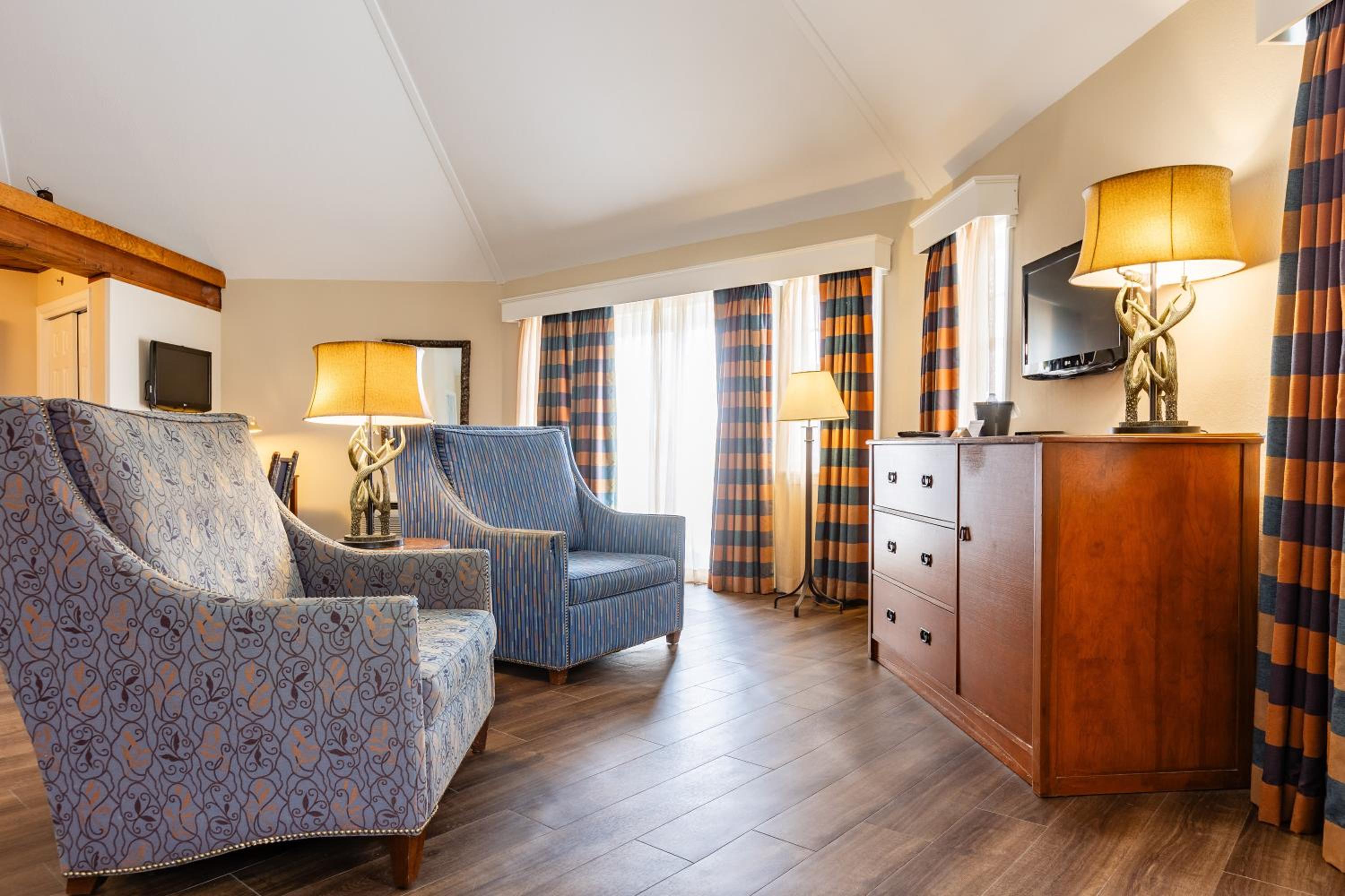 Superior Suite - Photo 11