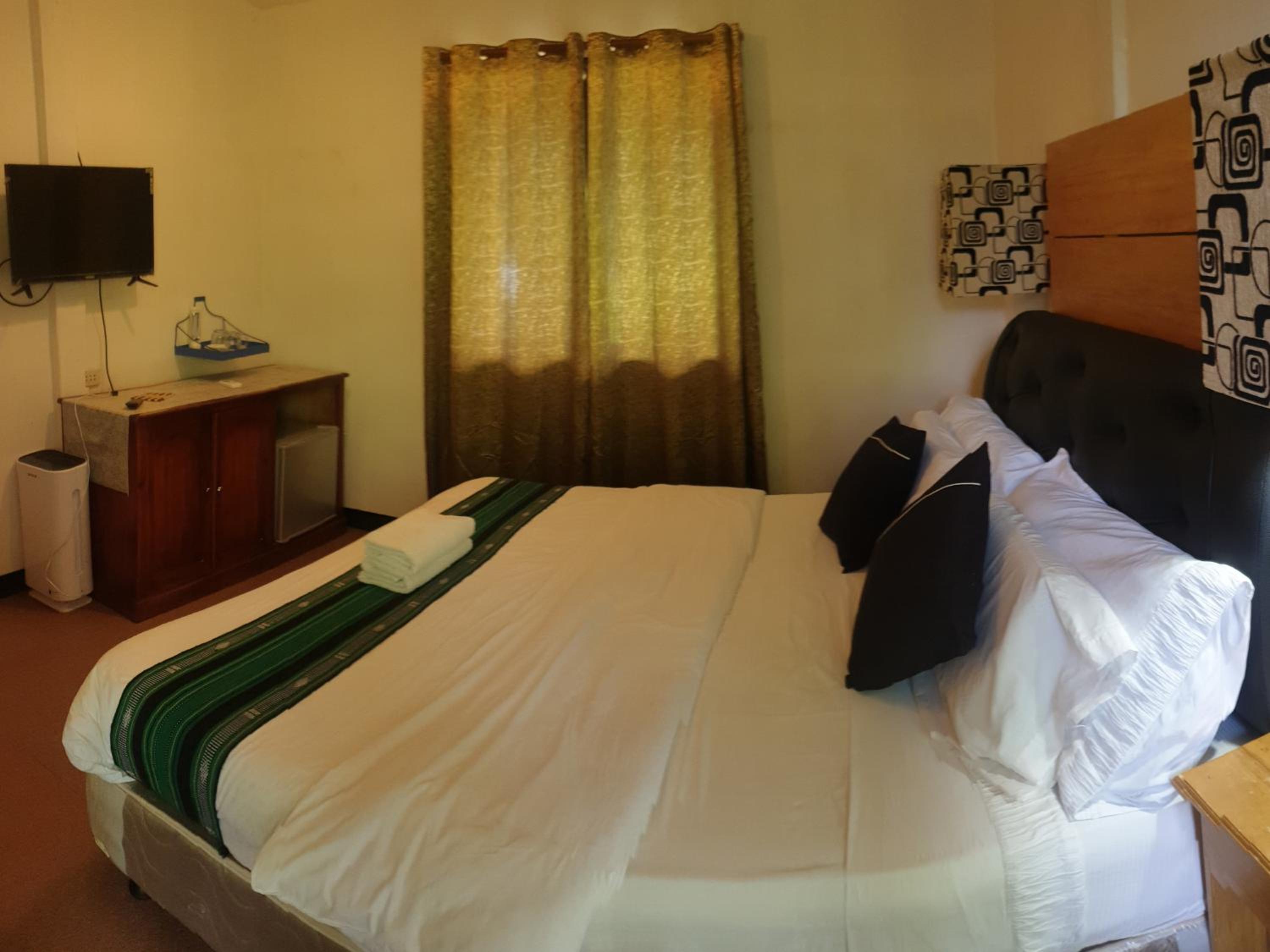 Deluxe Double Room with Balcony - Photo 6
