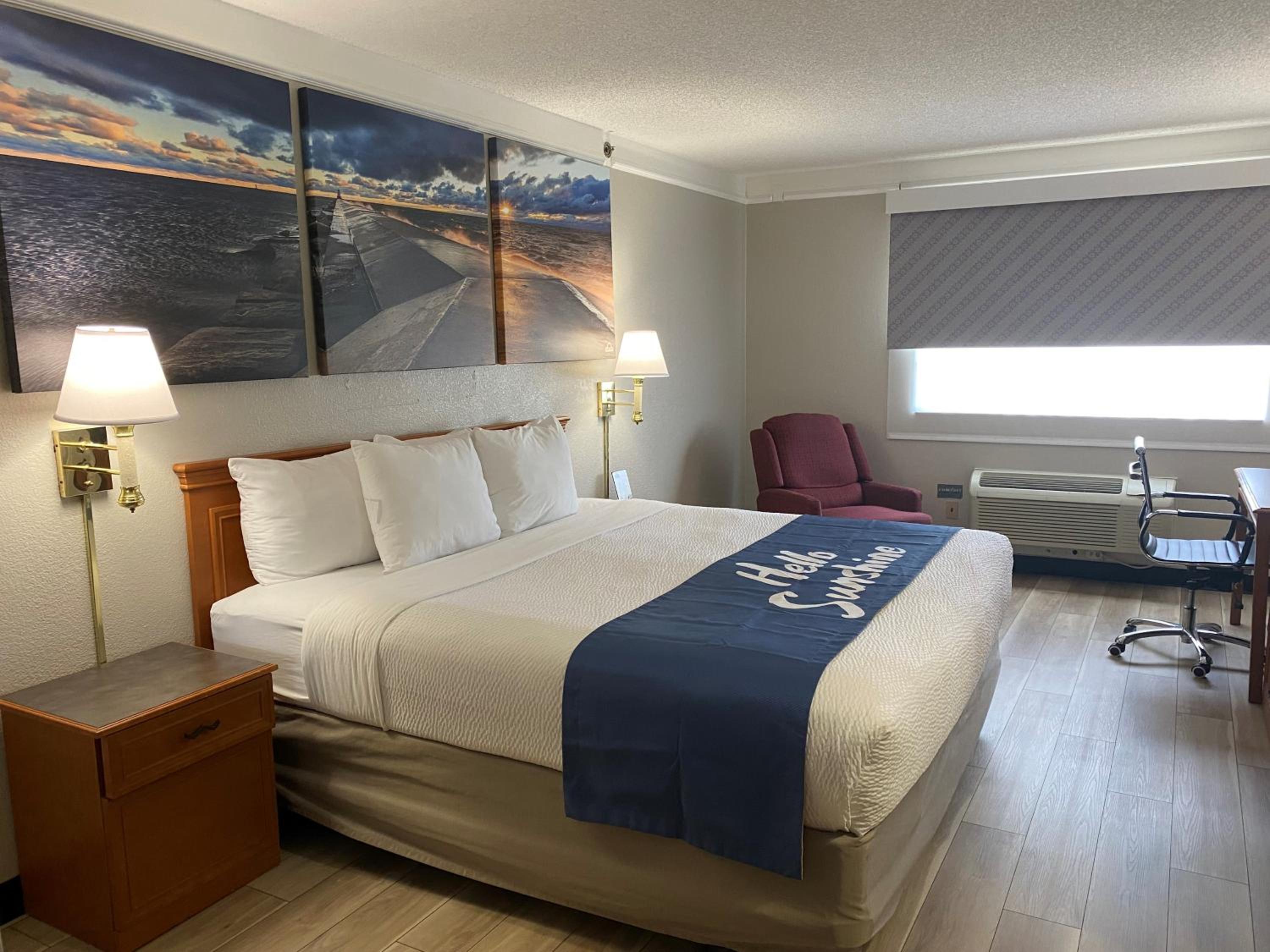 King Room - Non-Smoking - Photo 5