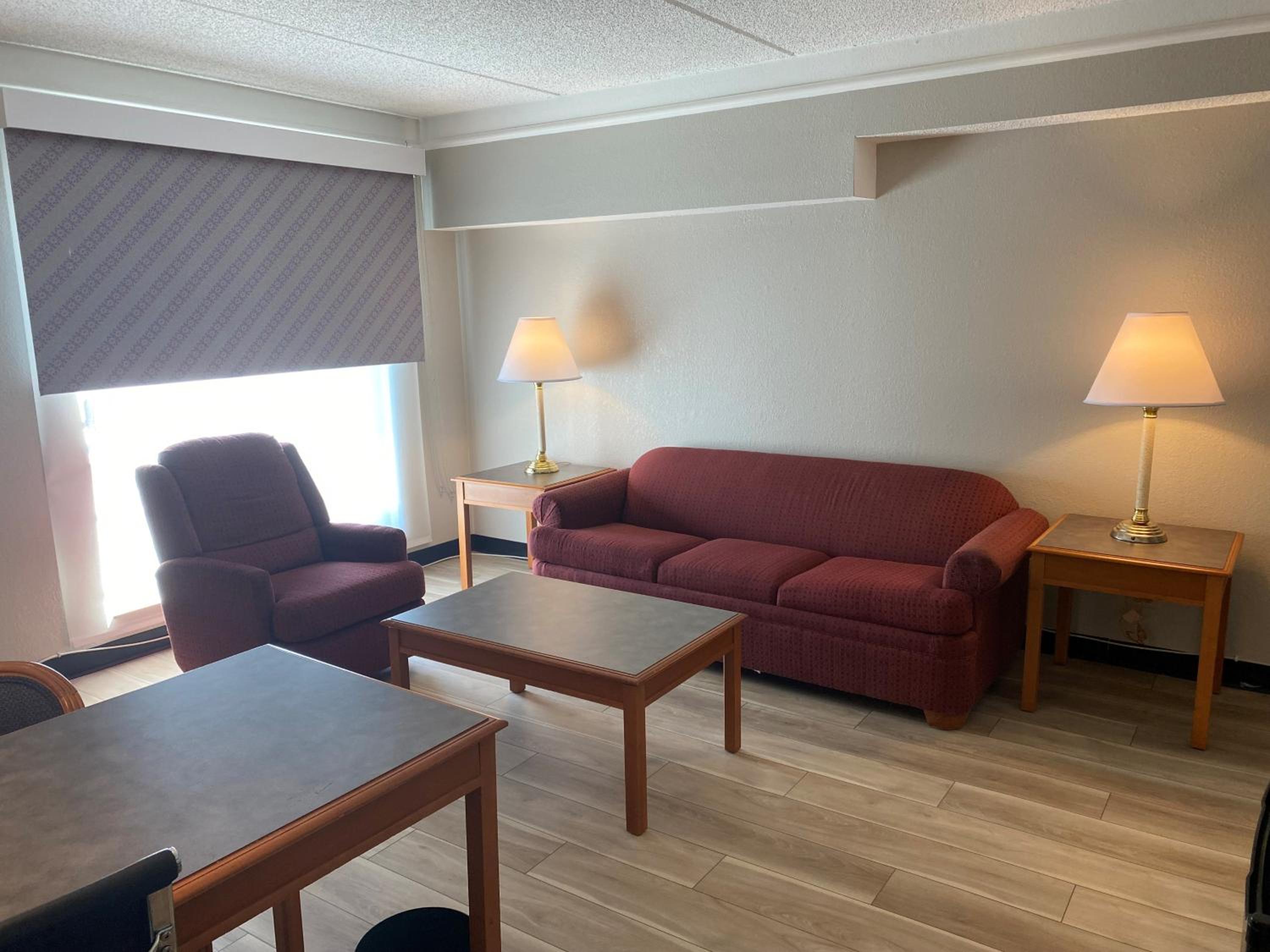 King Suite - Non-Smoking - Photo 6