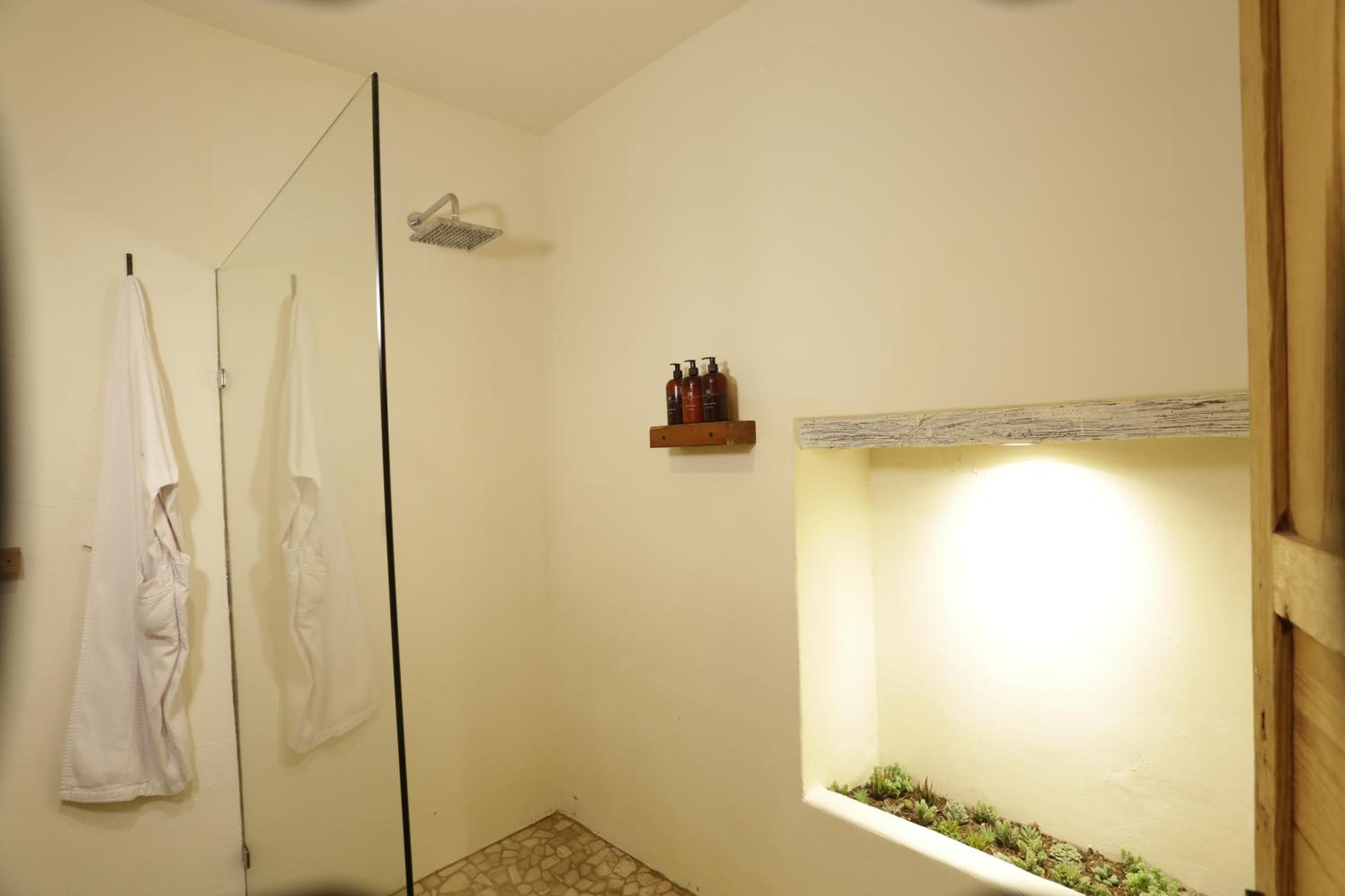 Twin Room - Photo 13
